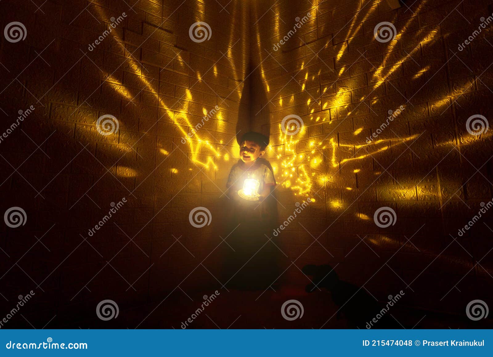 Pequeño Niño En Su Habitación Con Luz De Noche Proyectando Estrellas En El  Techo De La Habitación. Niños Leídos Antes De Acostarse Foto de archivo -  Imagen de luna, exterior: 215474048