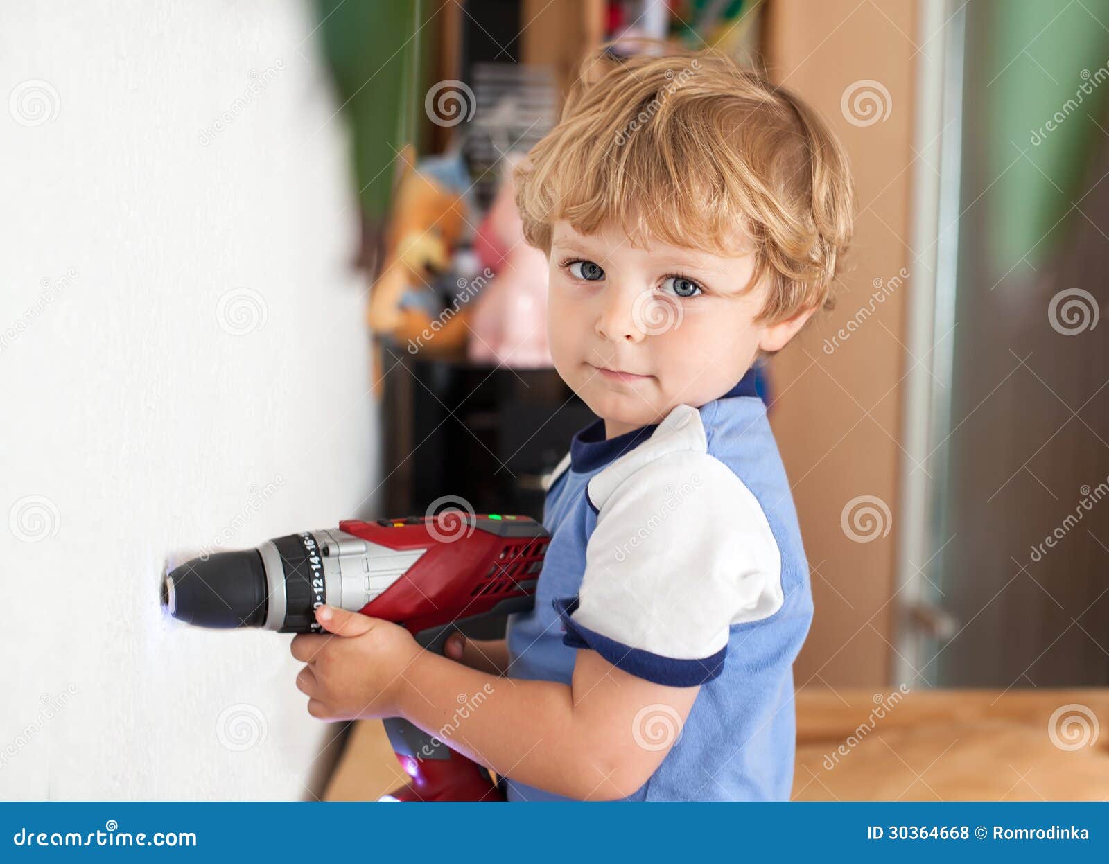 Pequeño Niño Pequeño Que Juega Con El Taladro Interior Foto de archivo -  Imagen de interior, taladros: 30364668