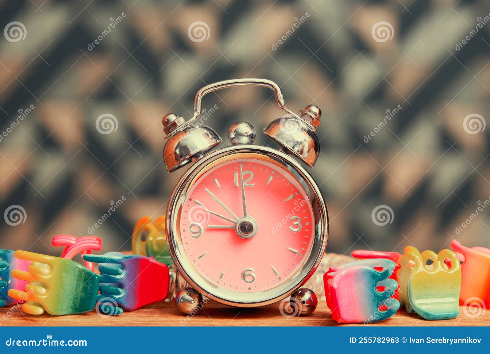 Pequeño Reloj De Despertador Vintage Con Accesorios Para Temporizador Y  Niñas Imagen de archivo - Imagen de rosa, giratoria: 255782963