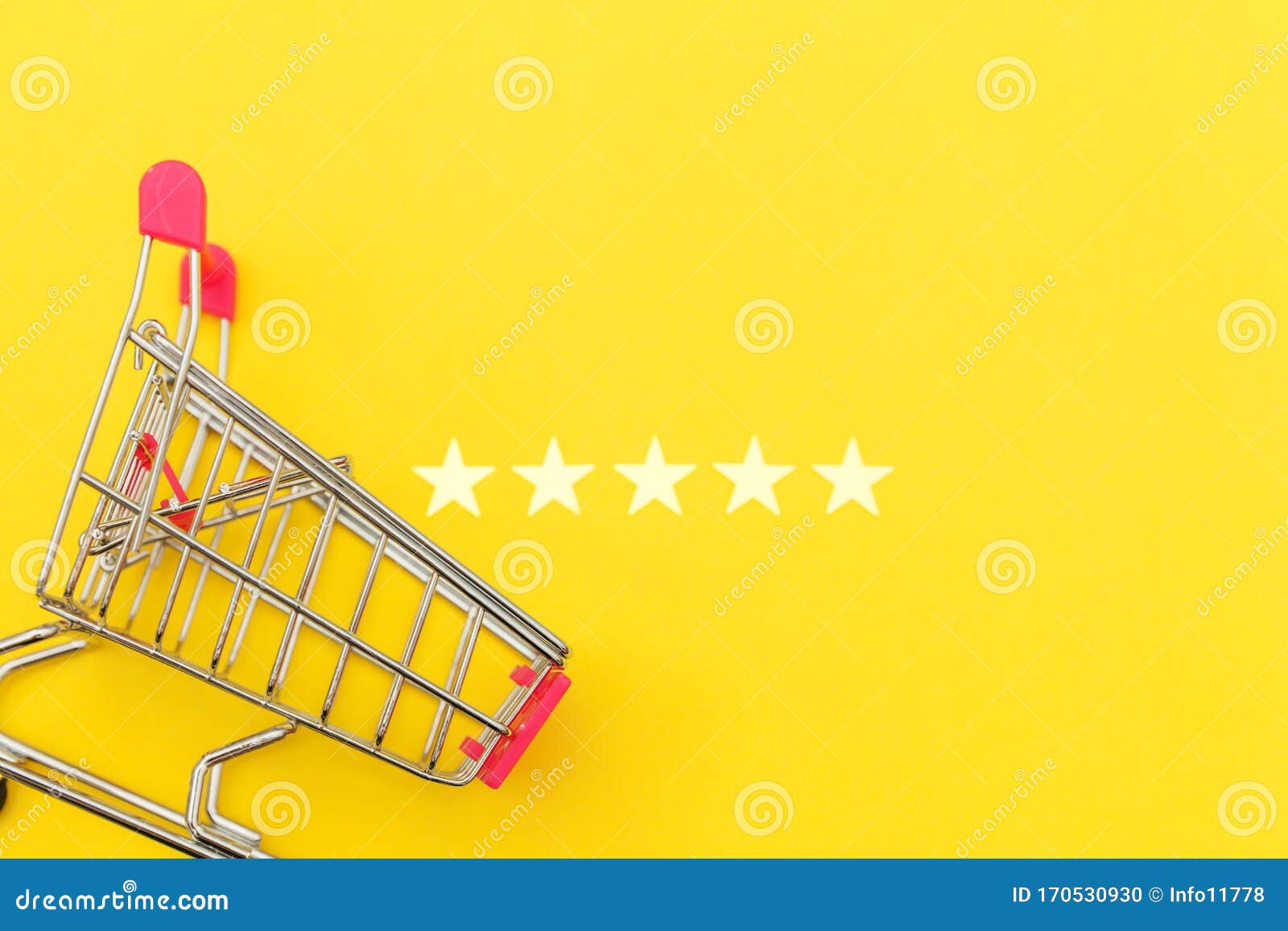 Pequeño Supermercado Carrito De Compras Para Juguetes Con Ruedas Y 5 Estrellas De Fondo Amarillo Consumidores Minoristas Foto de archivo - Imagen de compras, pequeño: 170530930