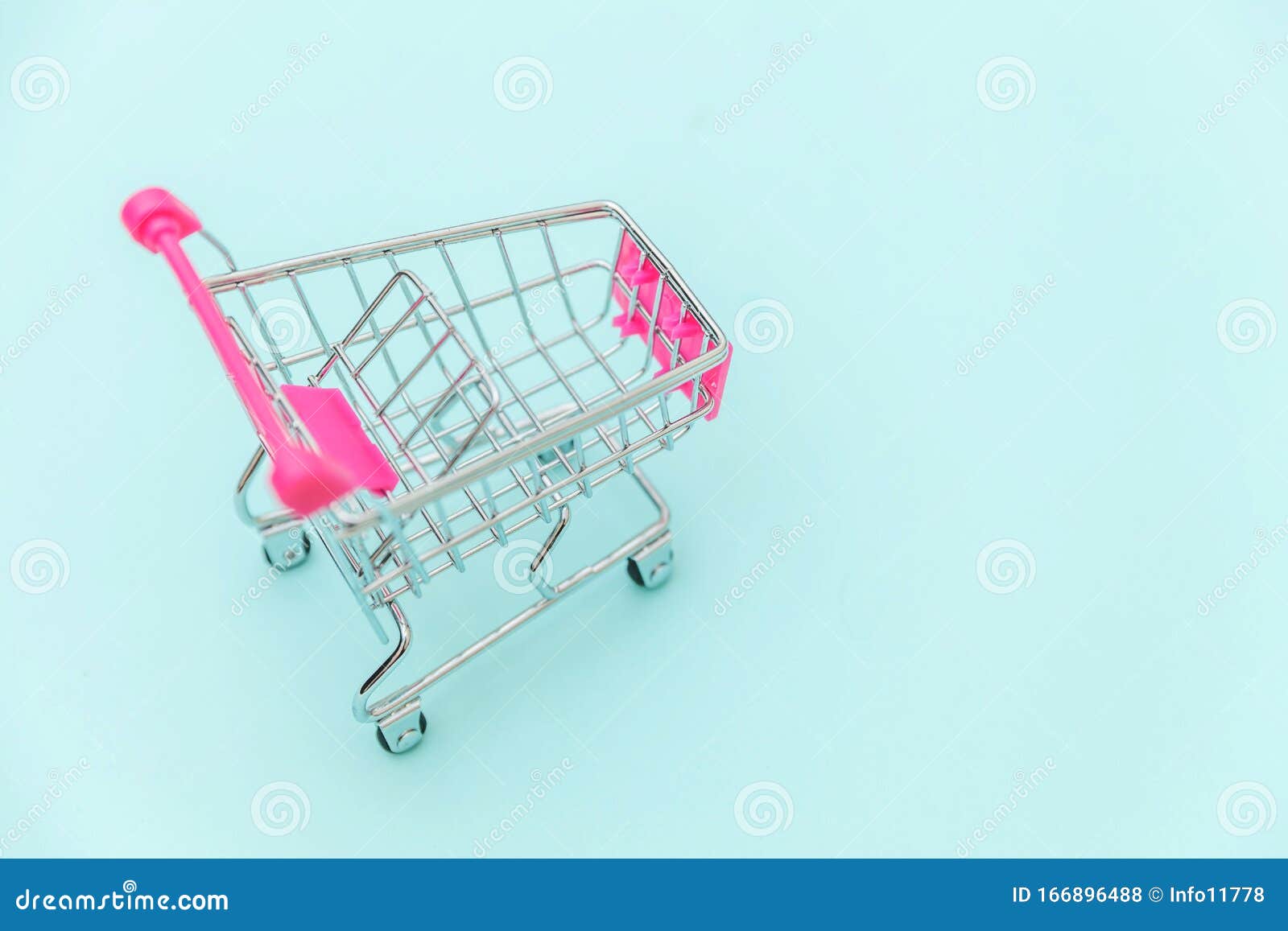 Pequeño Supermercado Carrito Para Comprar Juguetes Con Ruedas Aisladas En Fondo Azul Pastel Color Pastel Y Moderno Espacio Para C Foto de archivo - Imagen de moderno, pequeño: 166896488