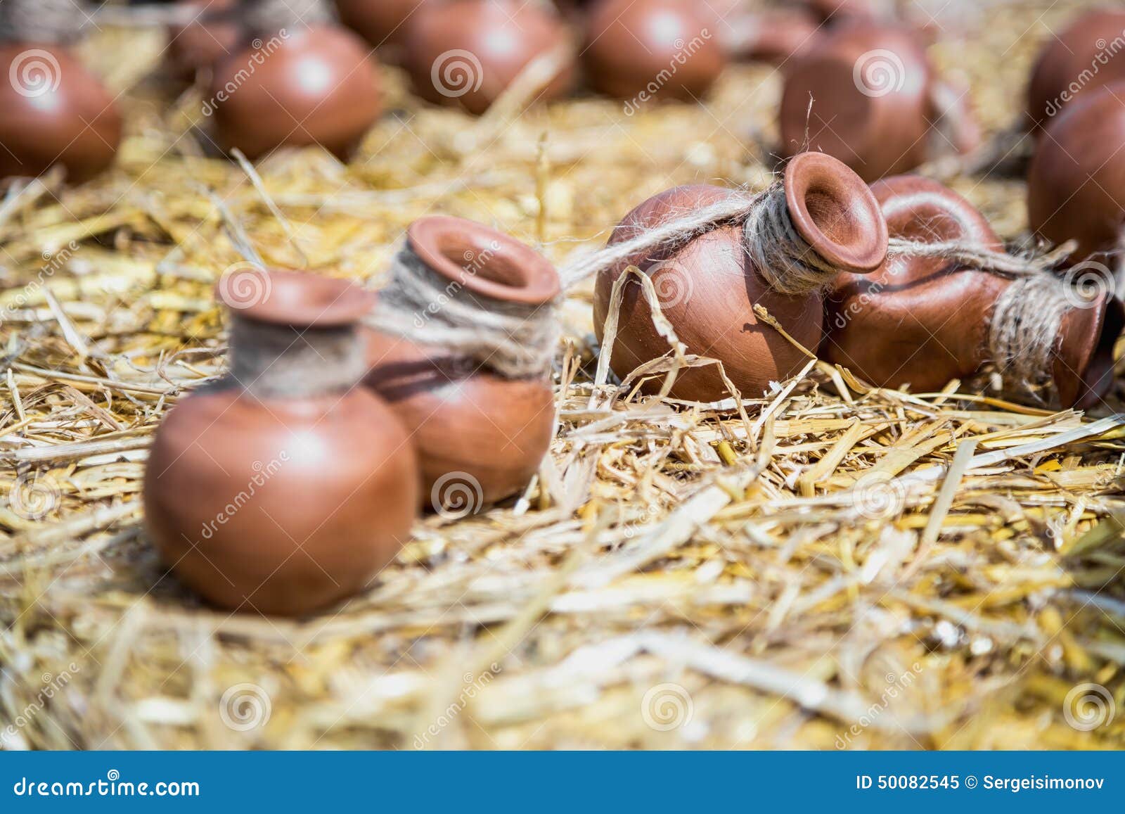 Pequeños Cántaros O Pote De Cerámica En La Paja Imagen de archivo - Imagen de hablador, arcilla: 50082545 Pequeños Cántaros O Pote De Cerámica En La Paja Imagen de archivo - Imagen de hablador, arcilla: 50082545