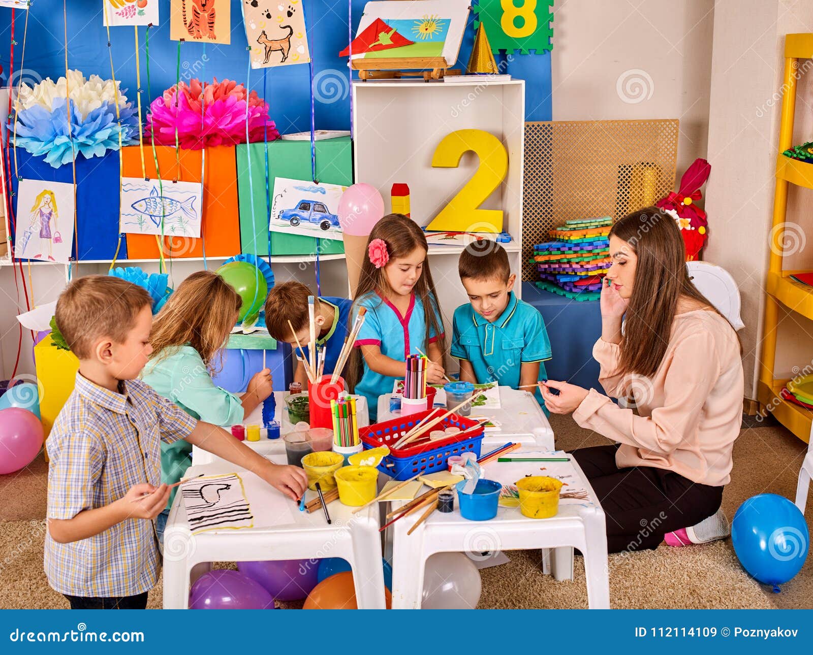 Pequeños Estudiantes De Pintura En La Escuela De Arte De Clase