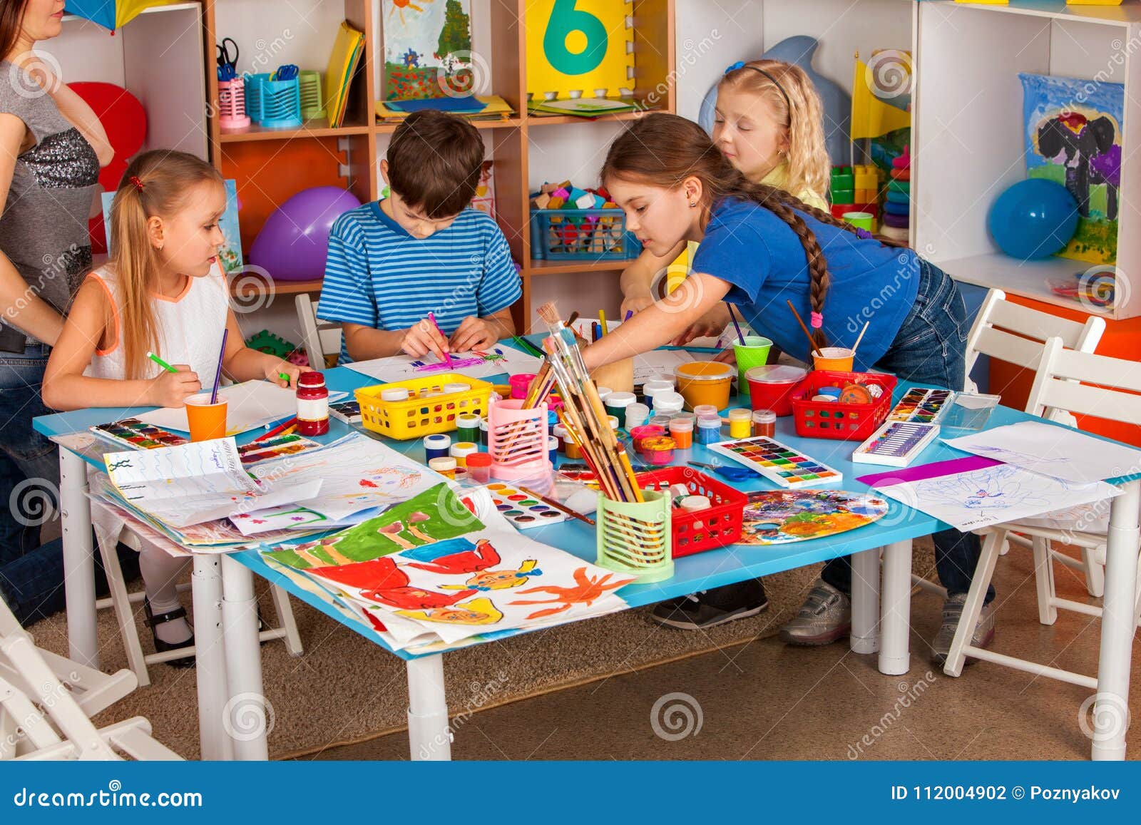 Pequeños Estudiantes De Pintura En La Escuela De Arte De Clase