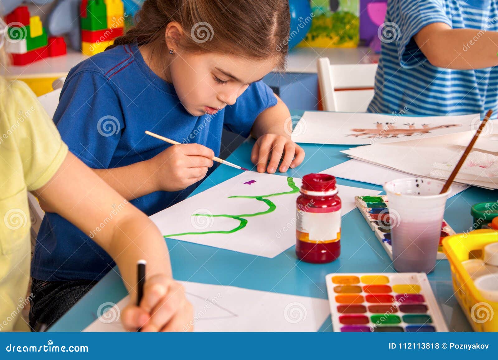 Pequeños Estudiantes De Pintura En La Escuela De Arte De Clase