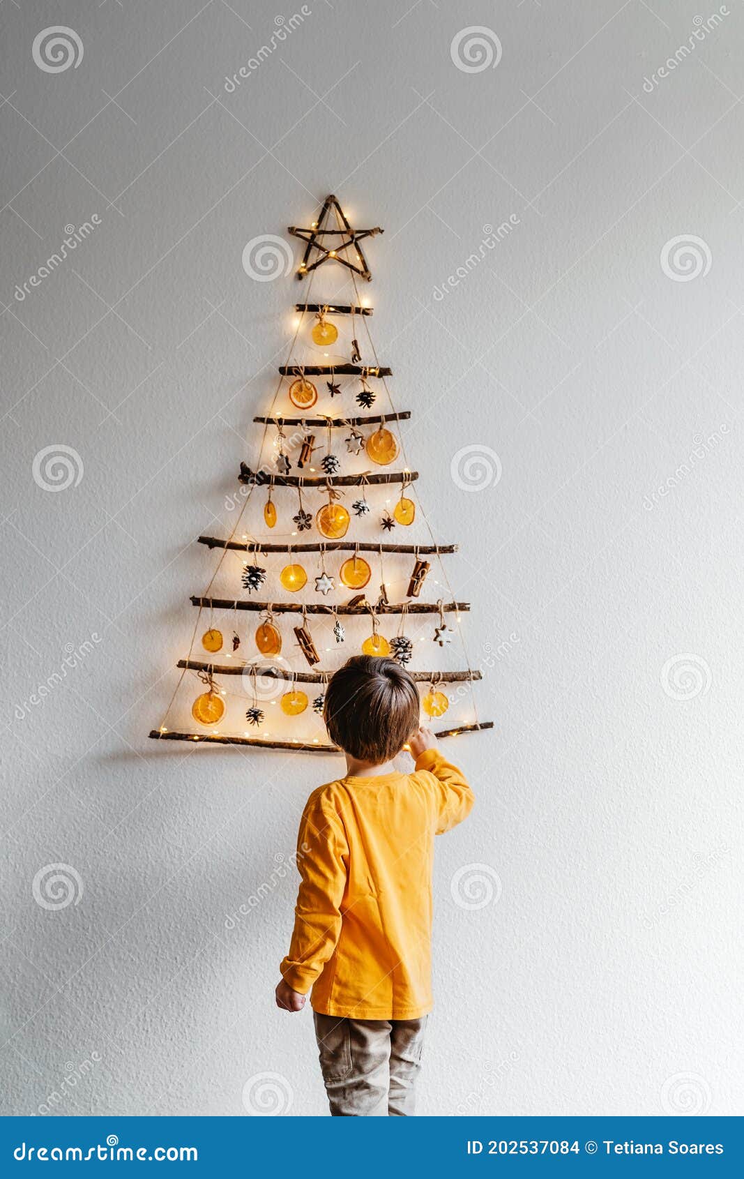 Pequena árvore De Natal Artesanal De Decoração Artesanal Feita De Paus E  Materiais Naturais Pendurados Na Parede. Foto de Stock - Imagem de canela,  alaranjado: 202537084