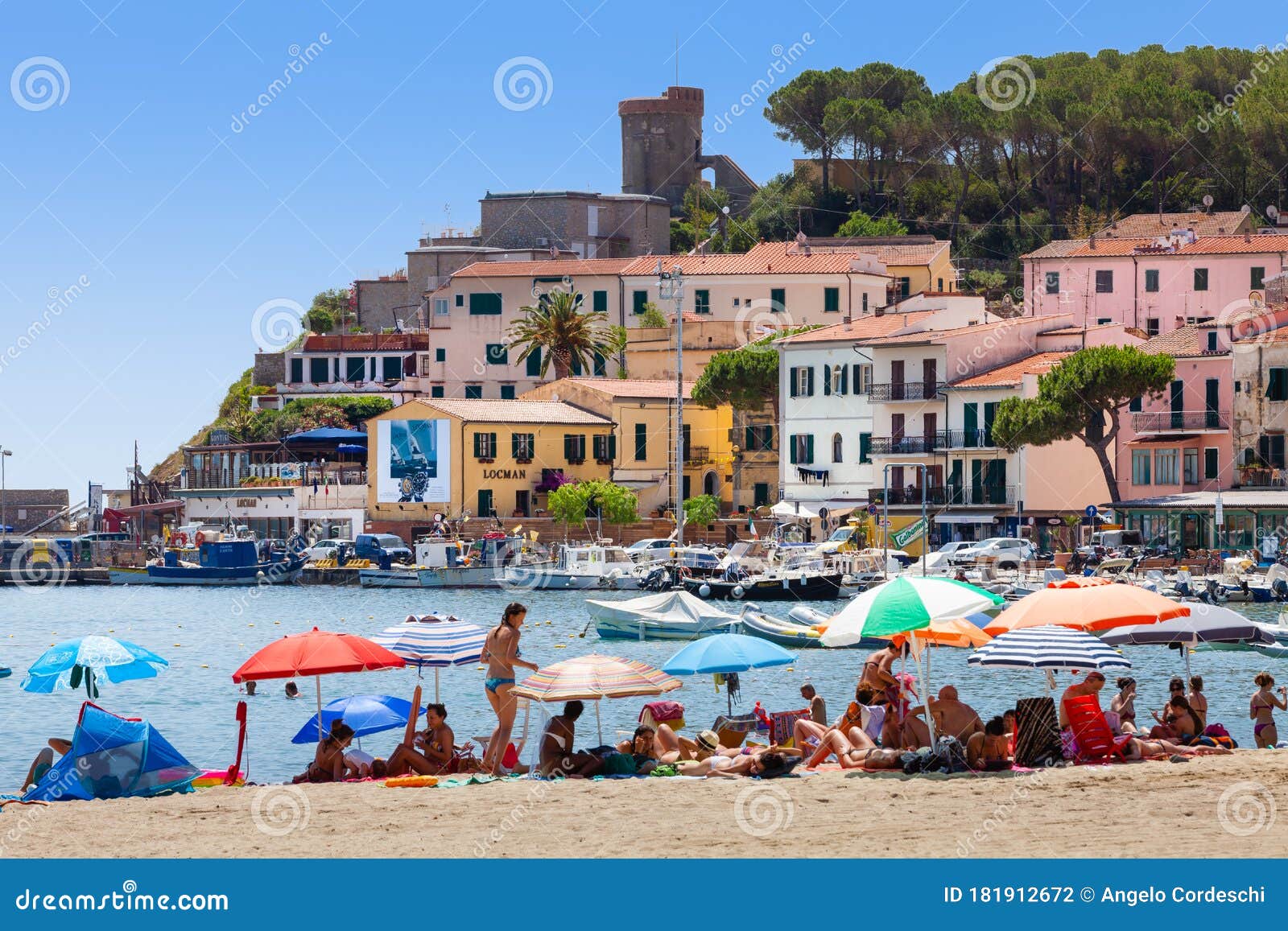 Pequena Cidade Na Costa Da Ilha De Elba, Em Itália. Número Elevado