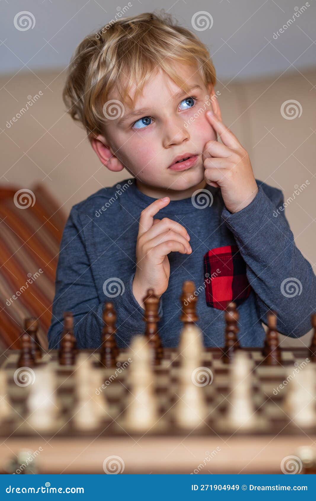 Pequena Criança De 5 Anos Jogando Xadrez No Grande Xadrez
