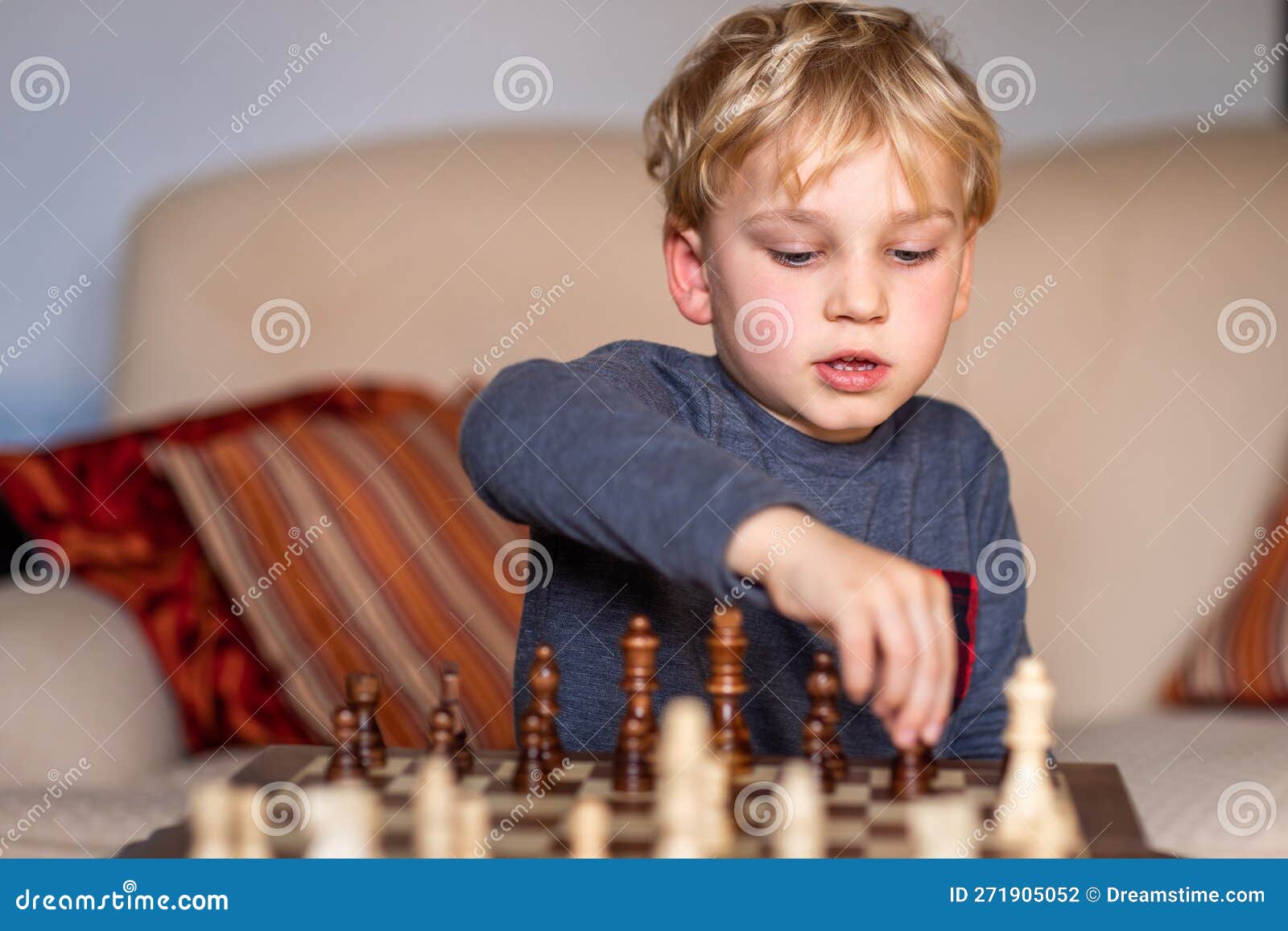 Pequena Criança De 5 Anos Jogando Xadrez No Grande Xadrez