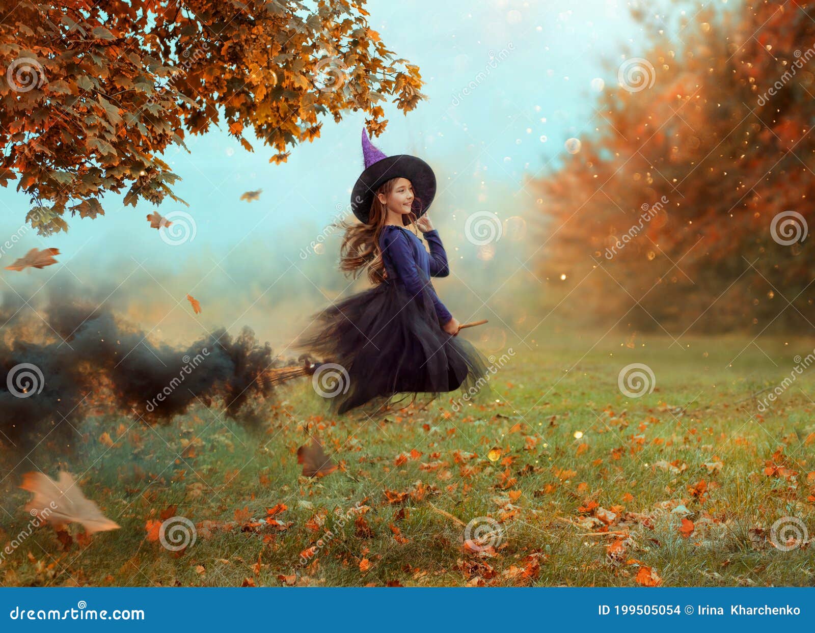 Pequena bruxa no fundo turquesa fotos, imagens de © choreograph #302816920