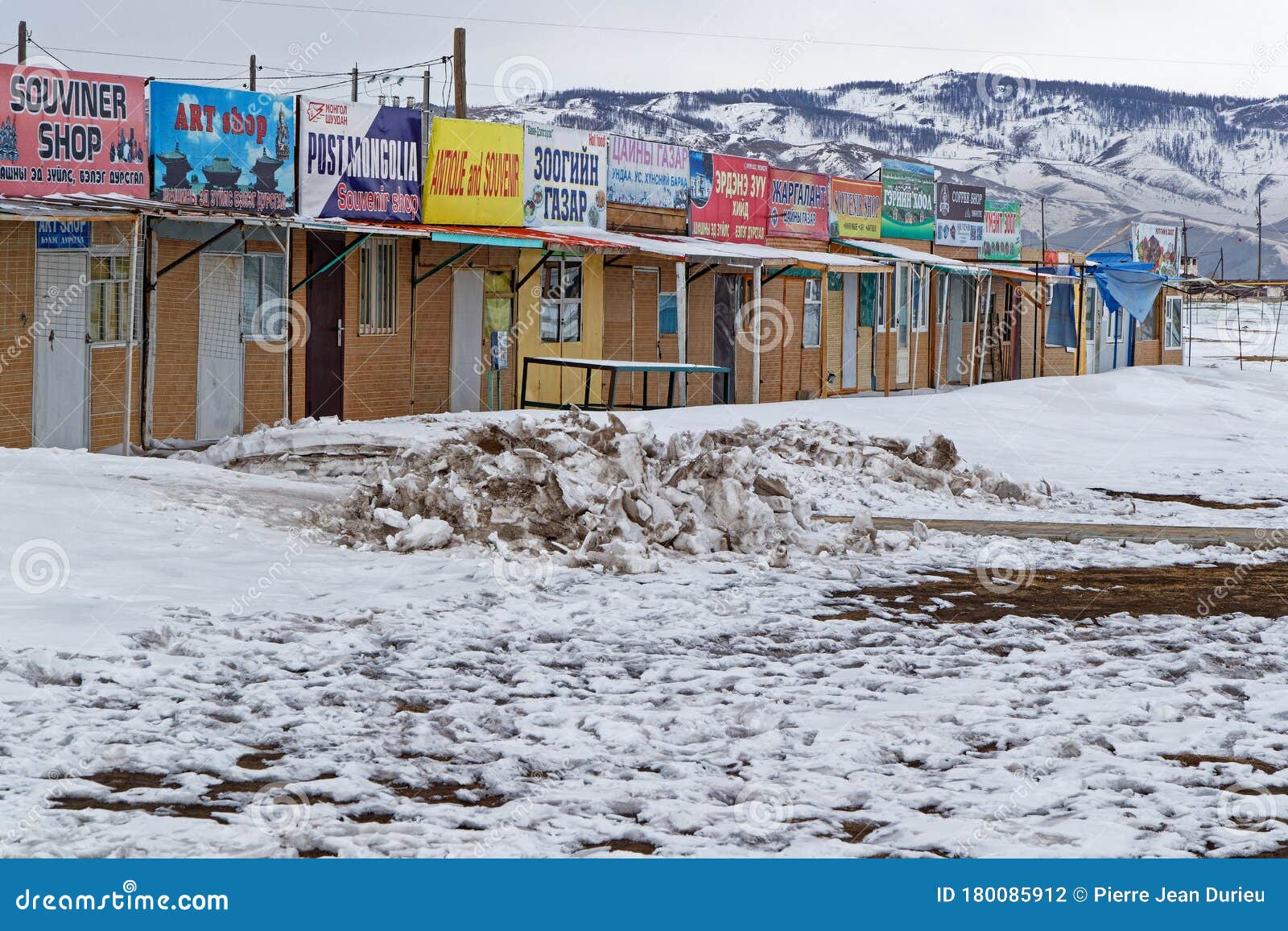 KHARKORIN, MONGÓLIA, 7 de março de 2020 : Pequenas lojas para turistas em frente ao mosteiro estão fechadas com pandemia O mosteiro Erdene Zuu é o primeiro mosteiro budista que sobrevive na Mongólia