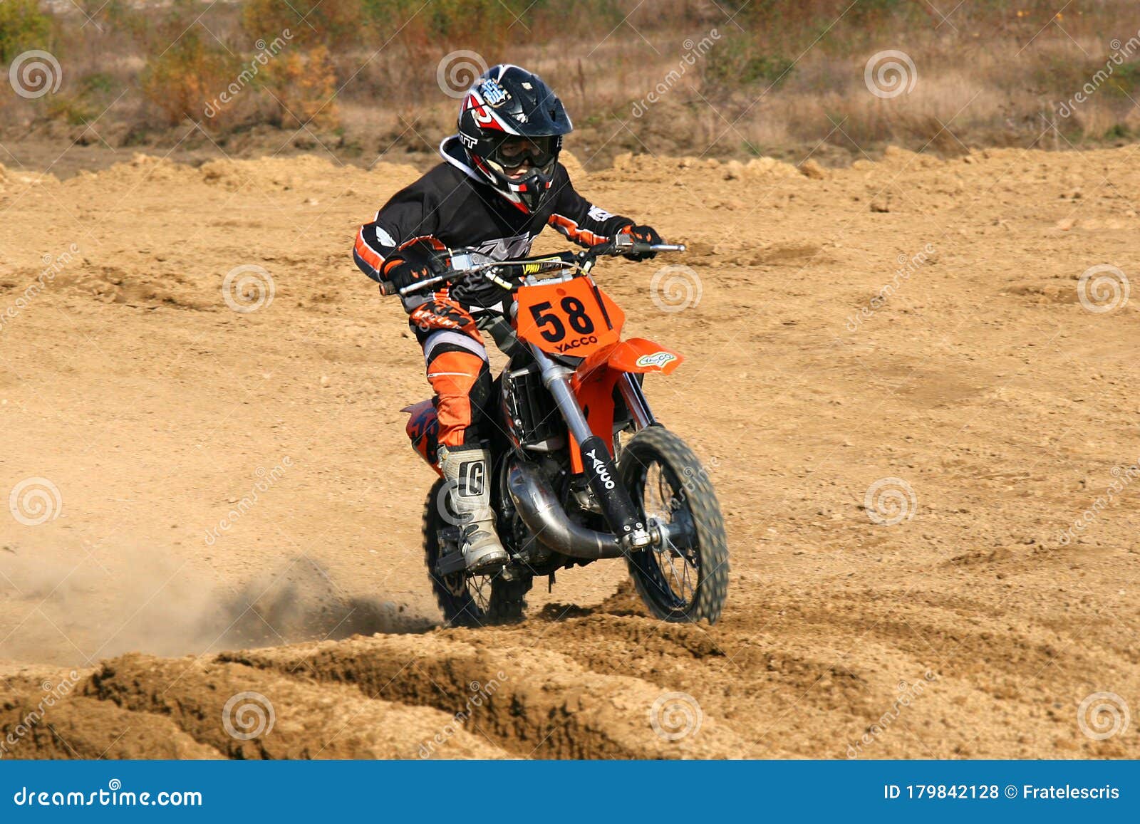 Pequeno Garoto Correndo Em Sua Competição Motocross Fora Da