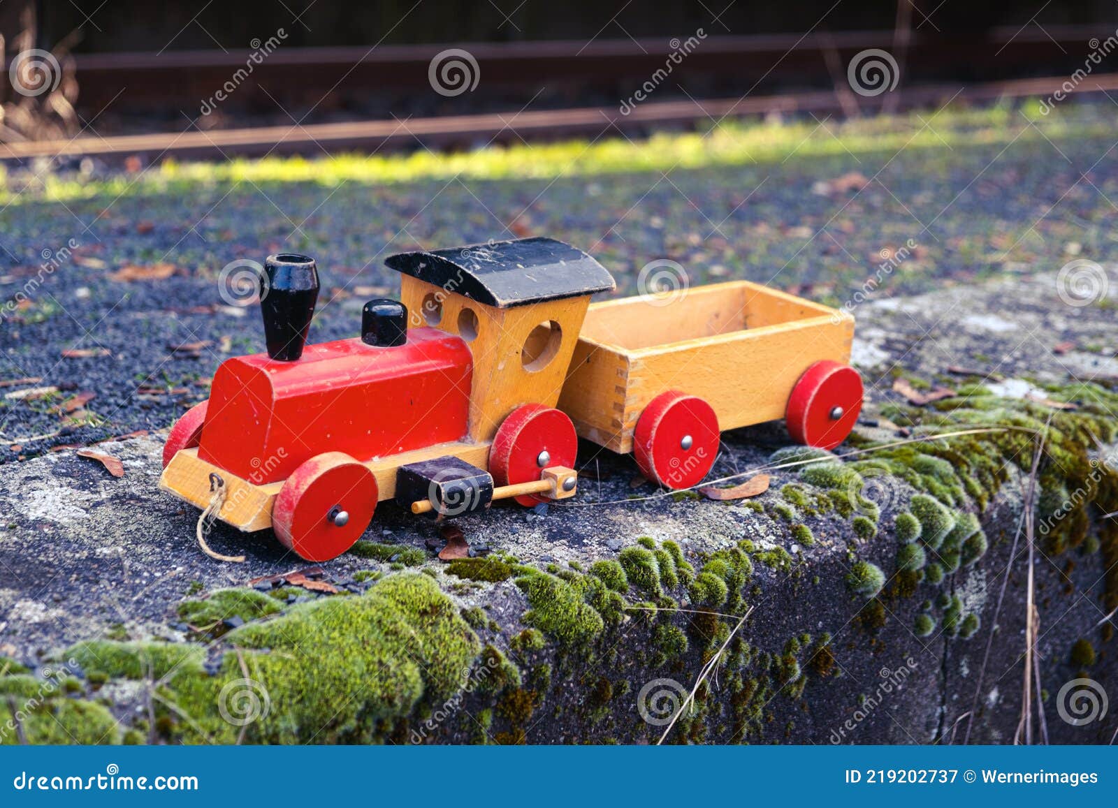 Pequeno Trem De Brinquedo De Madeira Com Grande Trem Ao Fundo Imagem de  Stock - Imagem de pequeno, trilha: 219202737