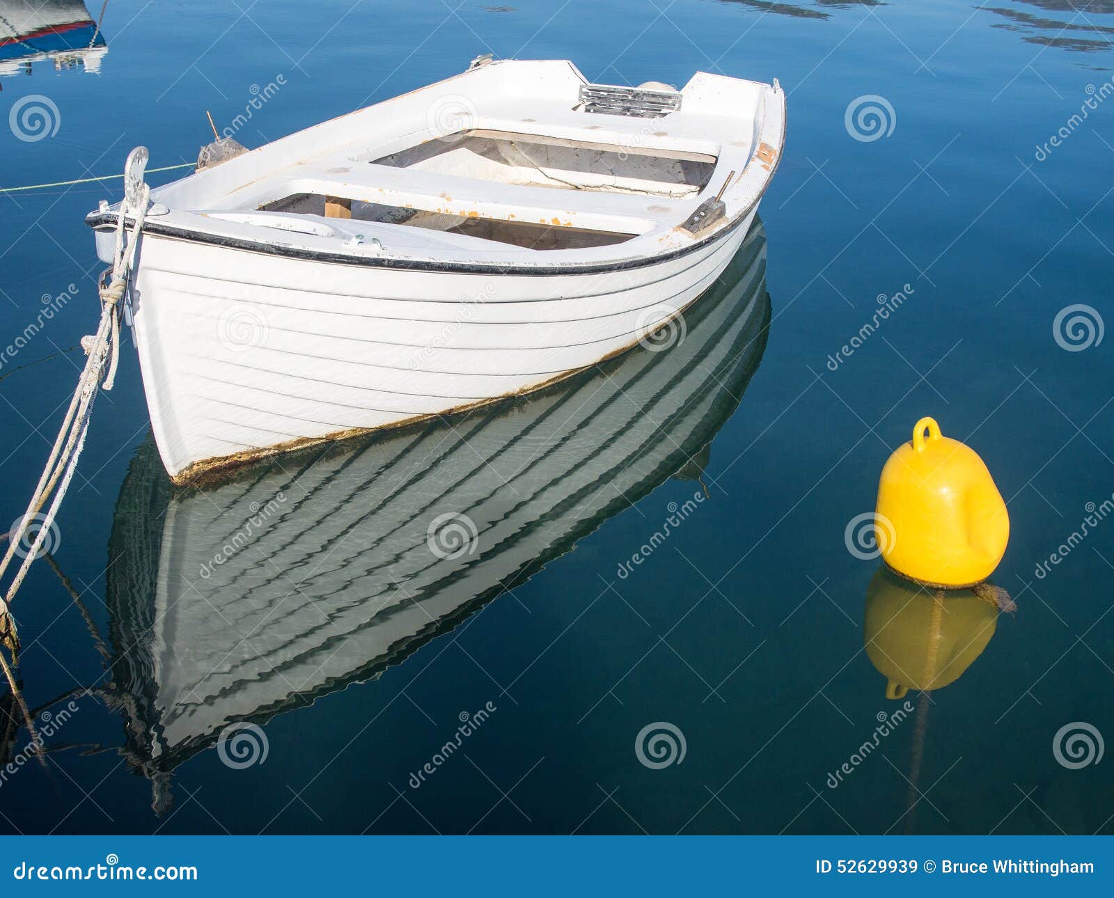 Pequeño barco blanco. Pequeño de madera blanco, escoria, barco, ningún motor, amarrado en puerto