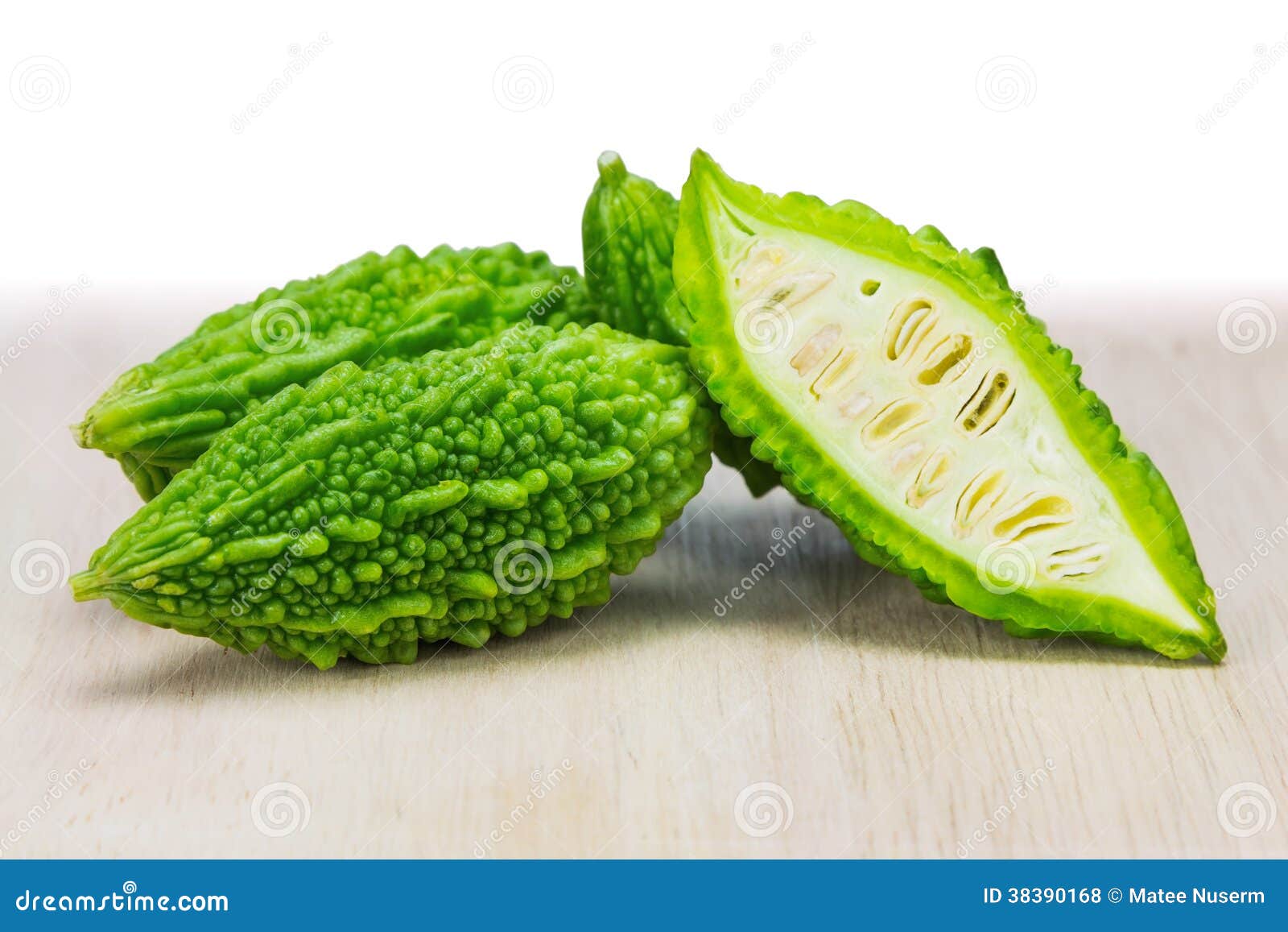 Pequeño melón amargo verde foto de archivo. Imagen de comestible 38390168