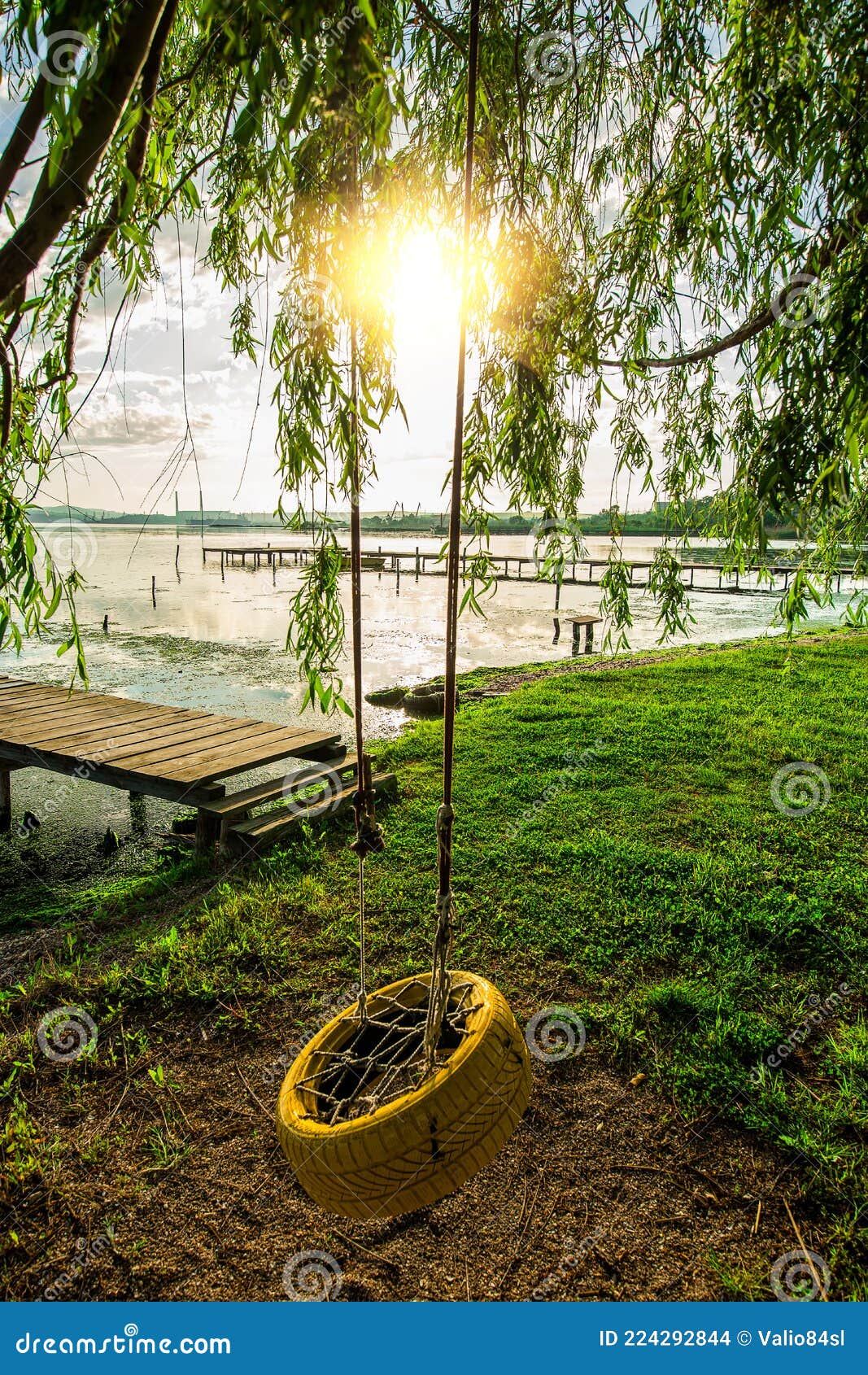 Peque o Muelle Y Barco En El Lago Y Maravilloso rbol Con Columpio