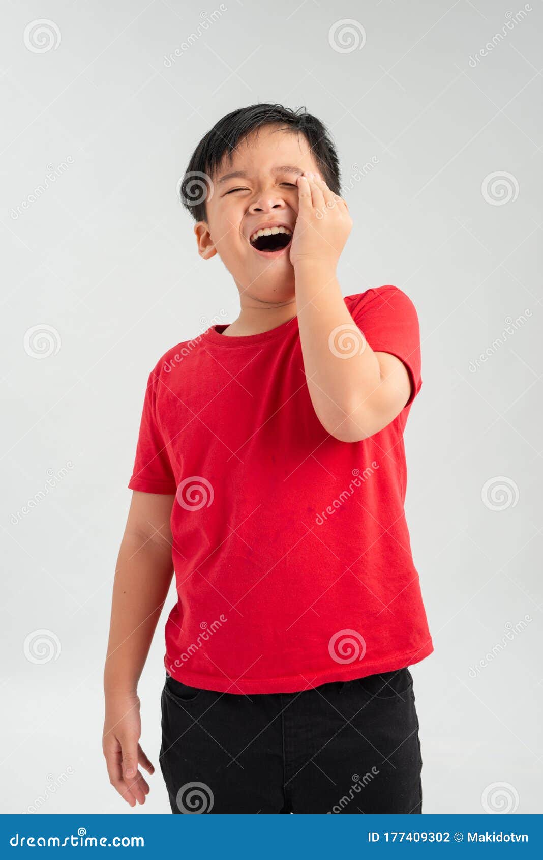 Niño con camisa roja sale