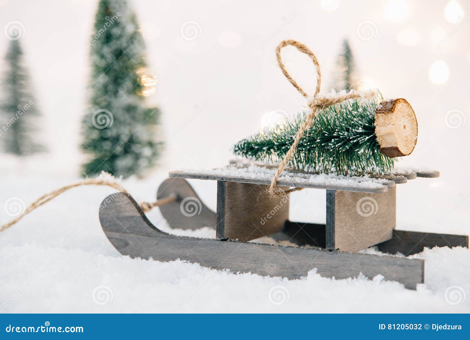 Peque o Trineo De Madera Con Un rbol De Navidad En La Nieve Foto