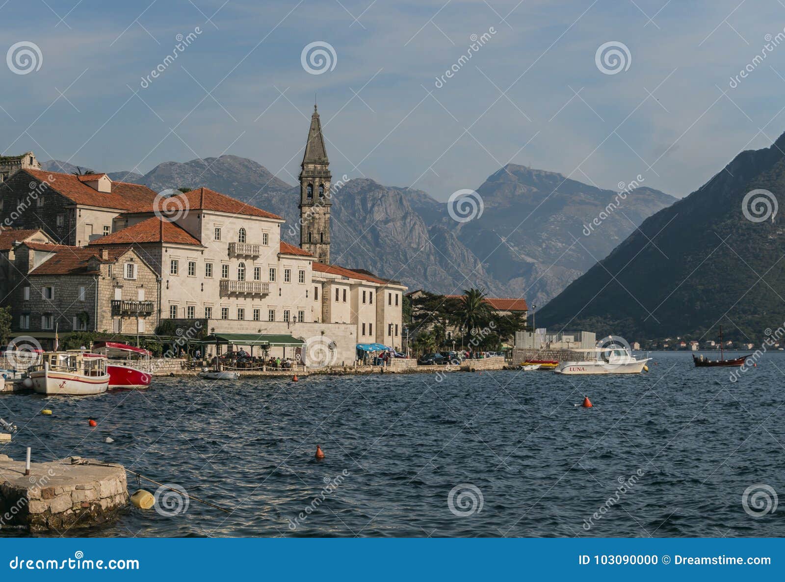 Perast -一个古城在黑山. Perast市圣尼古拉斯塔的看法反对蓝色海、蓝天和迷雾山脉的