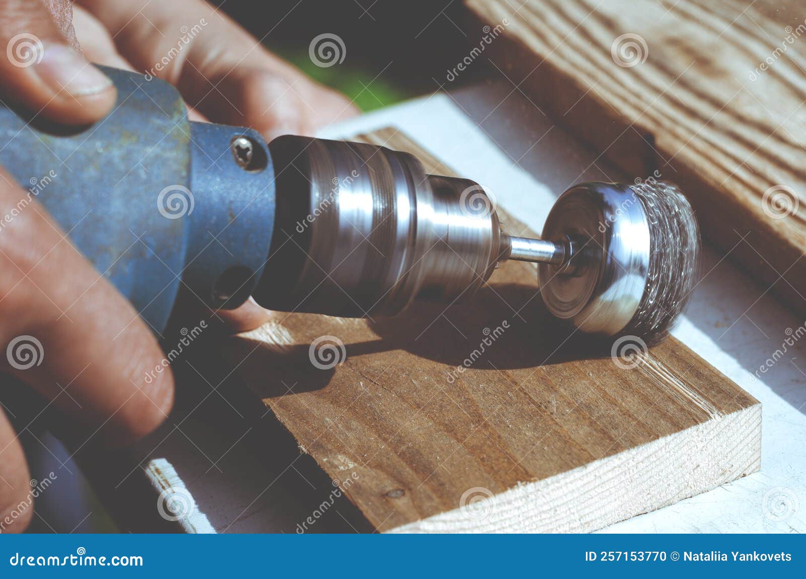 Perceuse Avec Brosse à Fil. Travail Du Bois à L'extérieur Photo