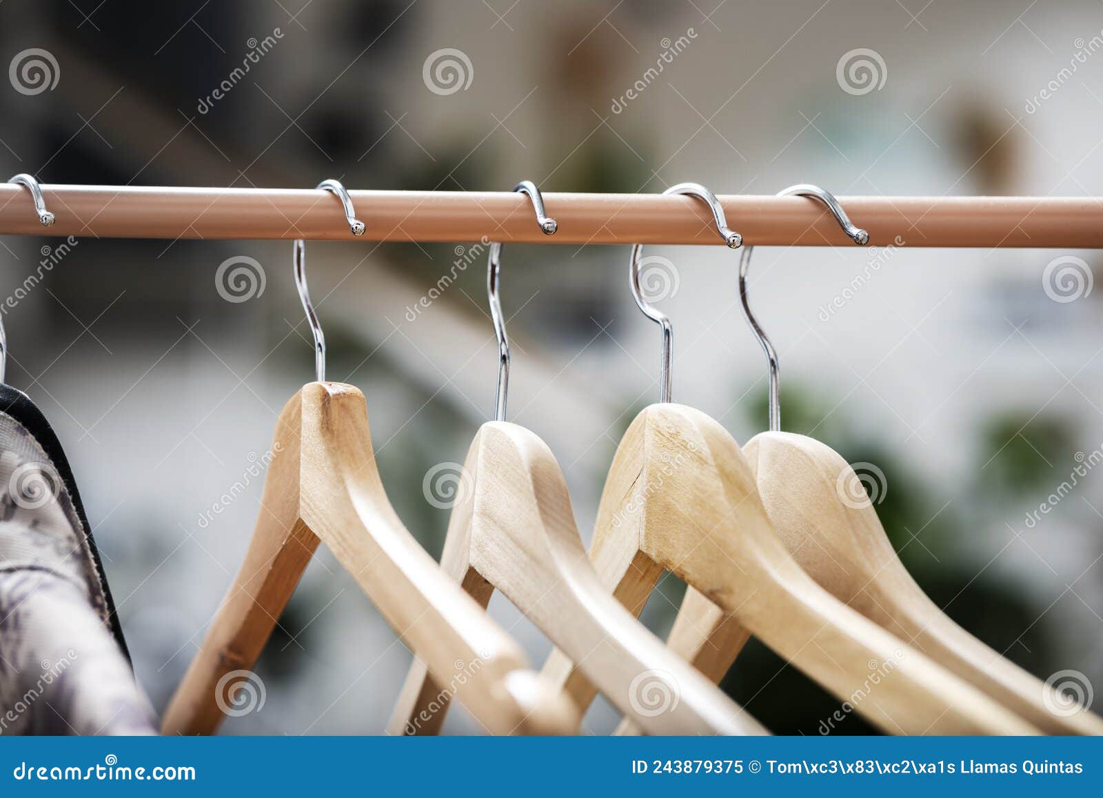 Muchas Perchas Negras De Madera En Una Barra. Concepto De Tienda