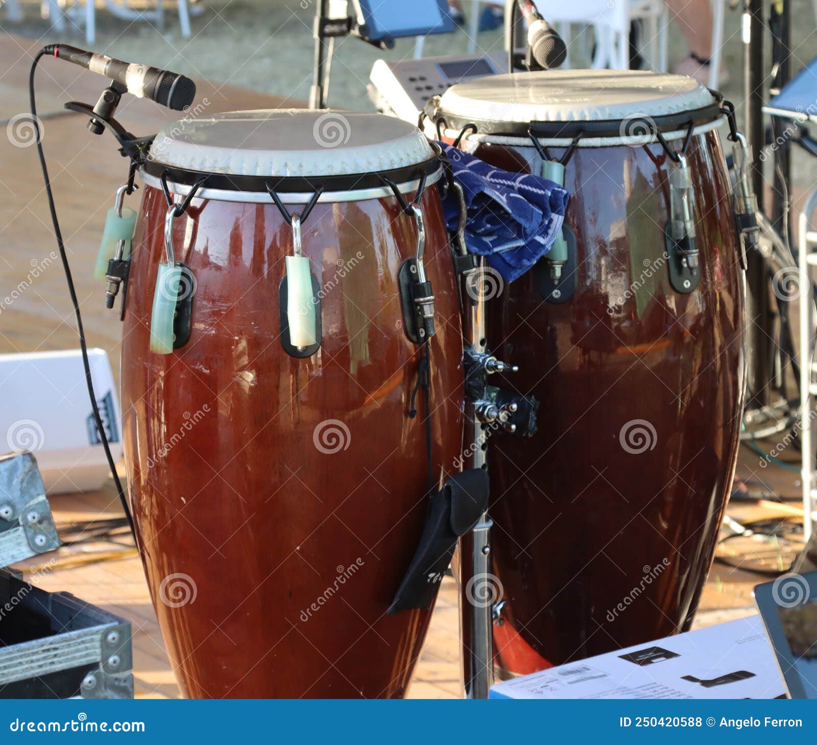 Percussion Latine Lp Aspire Congas Sunburst Utilisé Photo stock Image