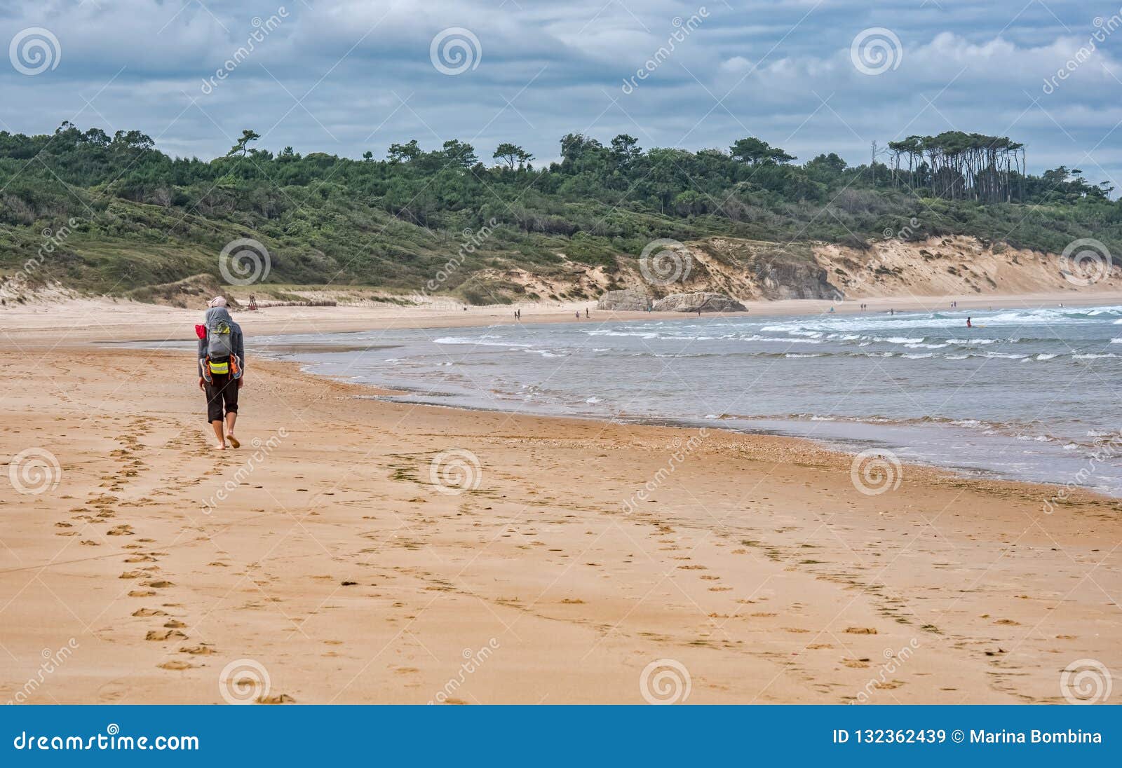 Peregrino com a trouxa que vai na praia em Camino de Santiago. Peregrino com a trouxa que vai na praia na maneira norte Camino de Santiago, Espanha