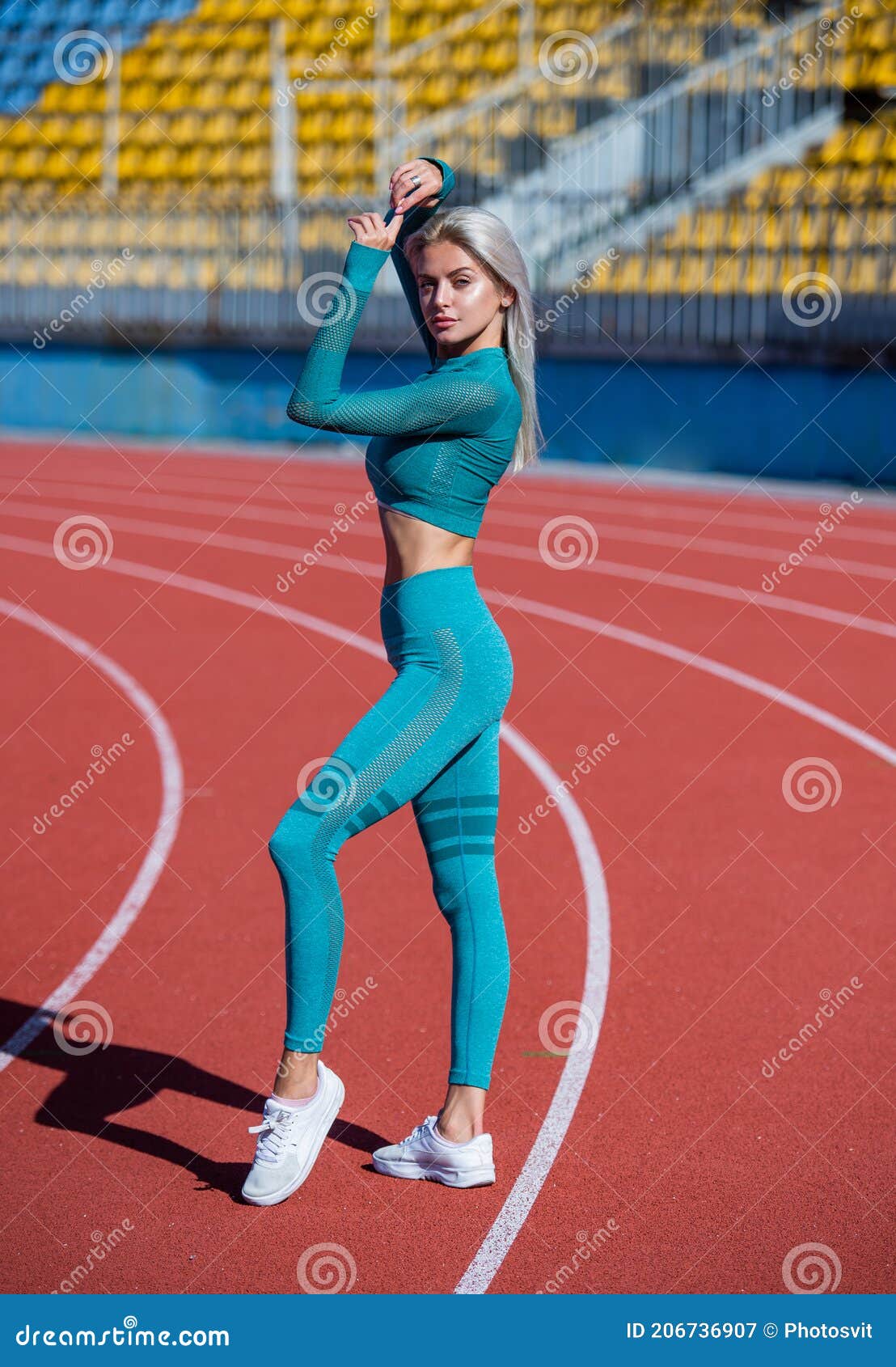 Perfección Pura. Sano Y Deportivo. Mujer Sexy De Fitness En Ropa Deportiva.  Mujer Atlética Con Caderas Sensuales En El Estadio. Mu Imagen de archivo -  Imagen de deporte, vago: 206736907