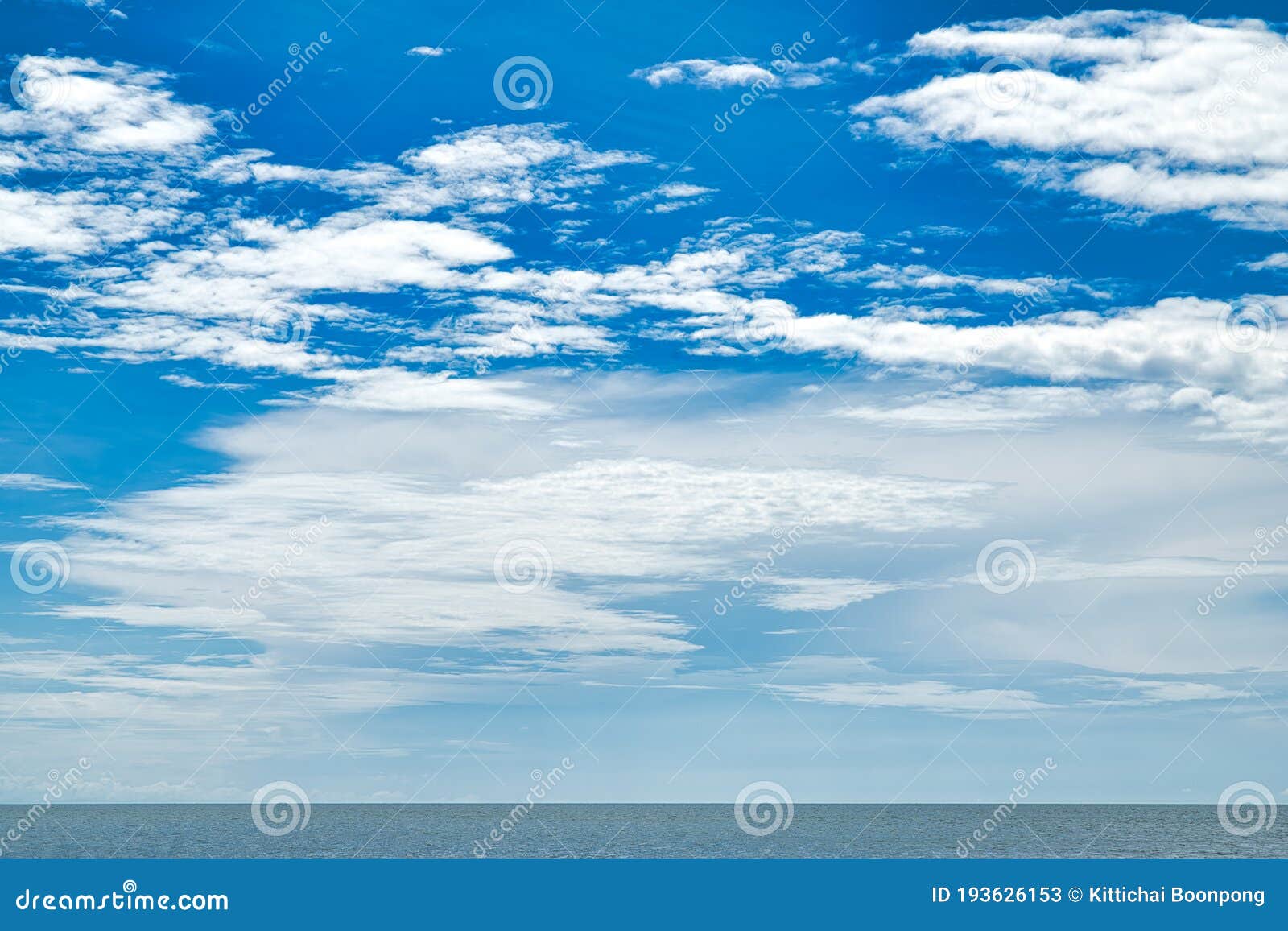 Bầu trời xanh hoàn hảo - Hình ảnh bầu trời xanh hoàn hảo này sẽ khiến bạn muốn tiếp tục ngắm nhìn và không muốn rời mắt. Được chụp vào lúc trời đang xanh ngắt, hòa quyện với tán cây xanh mơn mởn, khung cảnh này chắc chắn sẽ làm cho bạn hài lòng.