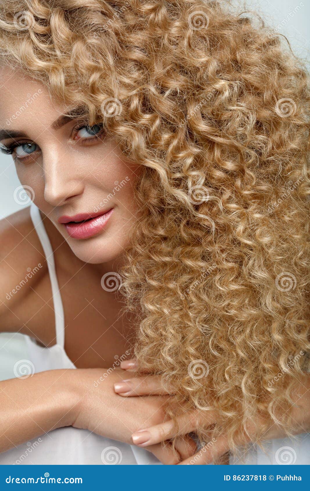 op gang brengen Wees tevreden Associëren Perfect Haar Het Mooie Krullende Haar Van Vrouwen Modelwith Long Blonde  Stock Foto - Image of hoog, kleur: 86237818