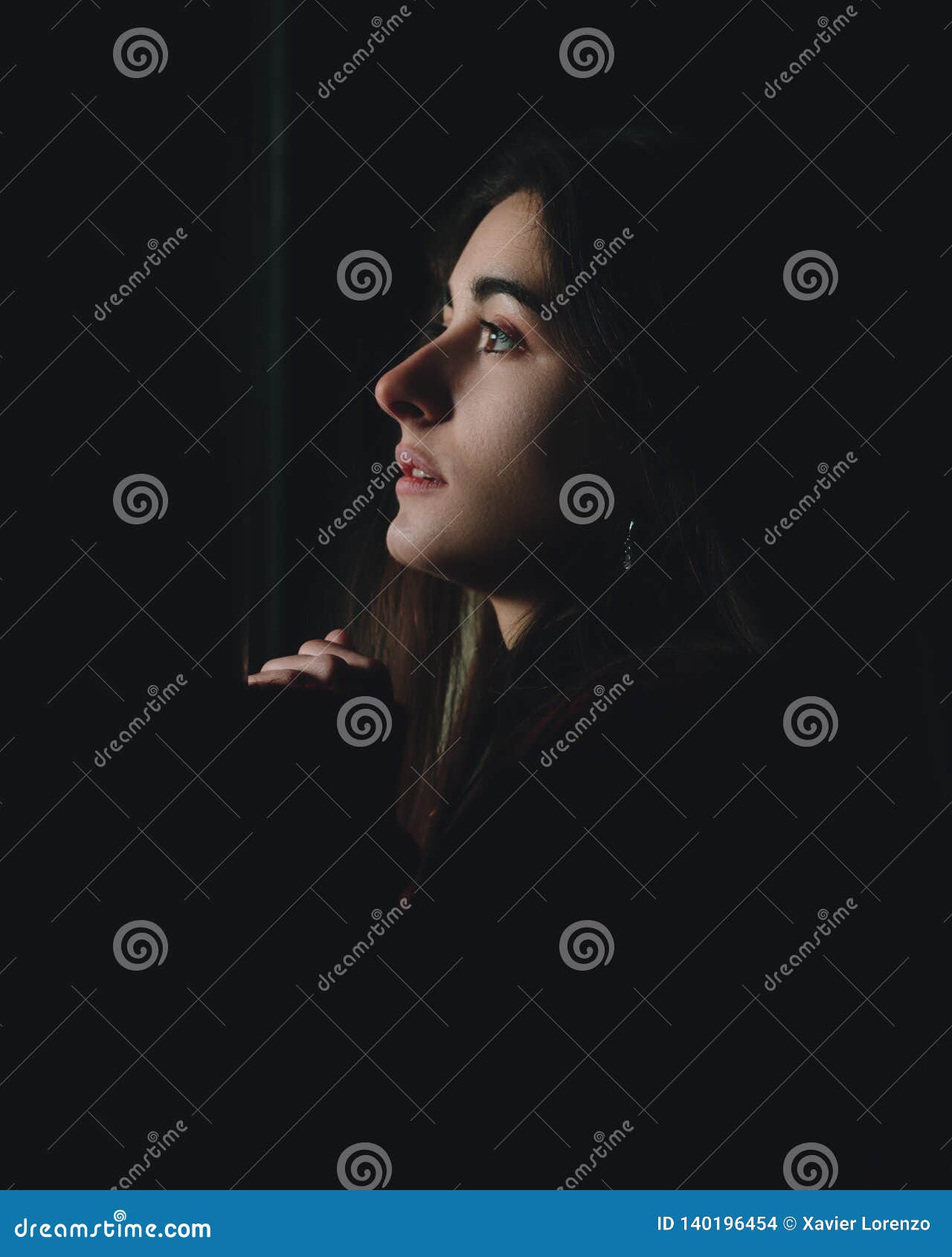 Perfil Bonito Assustado Da Mulher Que Olha Acima Na Obscuridade Vista  Comprimida Do Adolescente Cara Triste Através De Uma Janela Foto de Stock -  Imagem de abandonado, elevado: 140196454