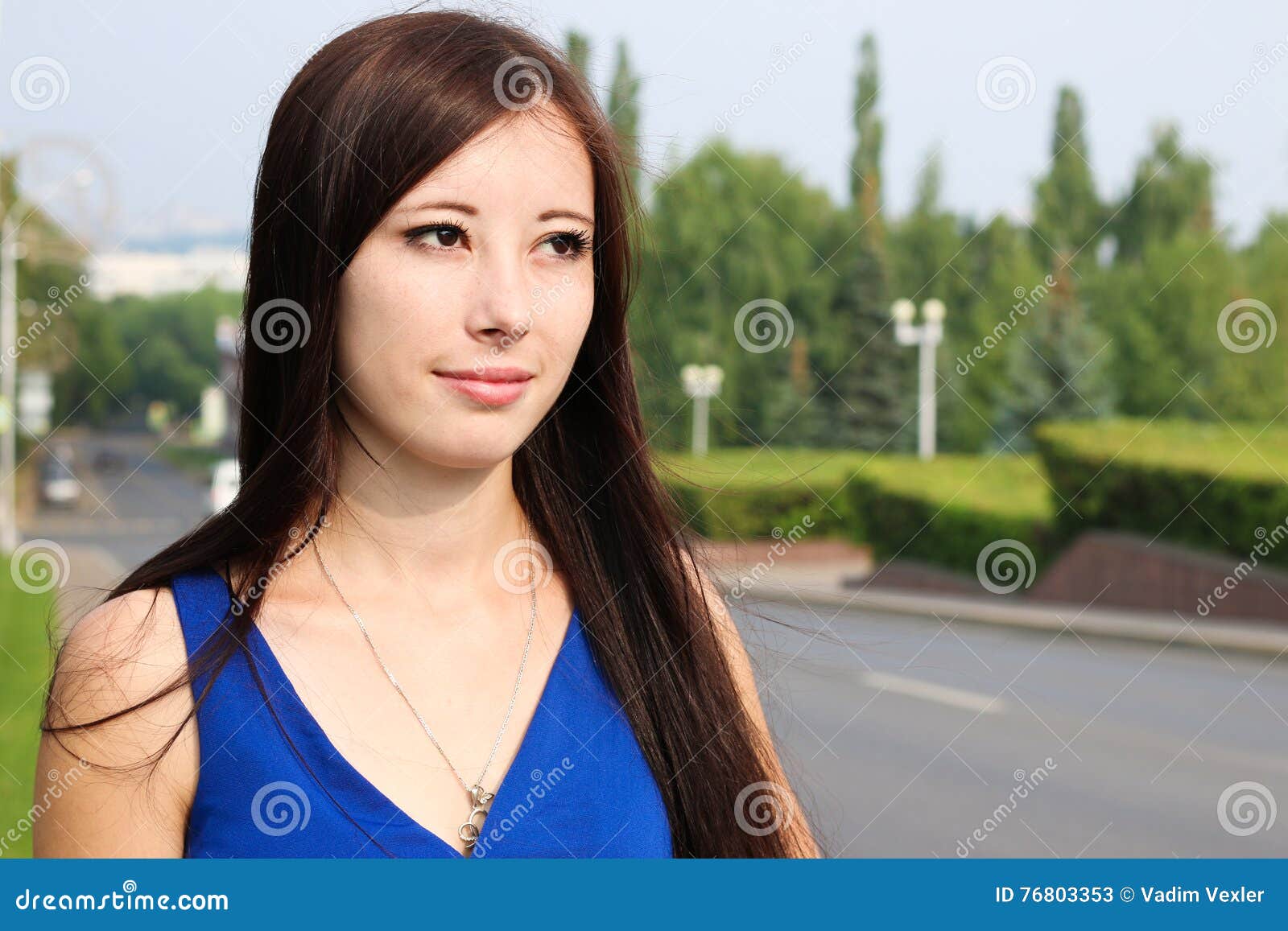 Perfil Das Meninas Ao Lado Da Estrada Imagem de Stock - Imagem de estrada,  fotografia: 76803353