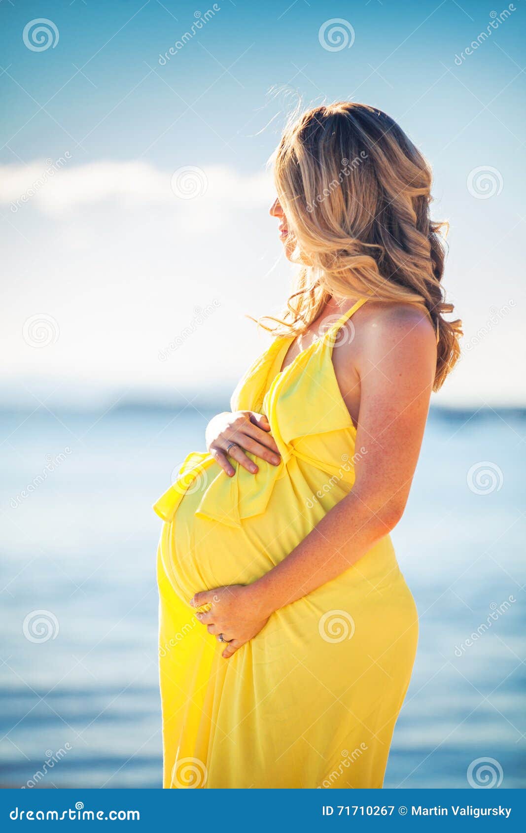 salto Mendicidad Evolucionar Perfil De La Mujer Embarazada Con El Pelo Largo En Vestido Amarillo En  Imagen de archivo - Imagen de amor, lifestyle: 71710267