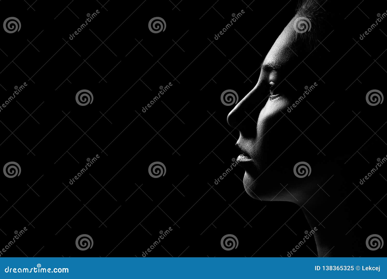 Perfil fêmea triste imagem de stock. Imagem de adultos - 138365325