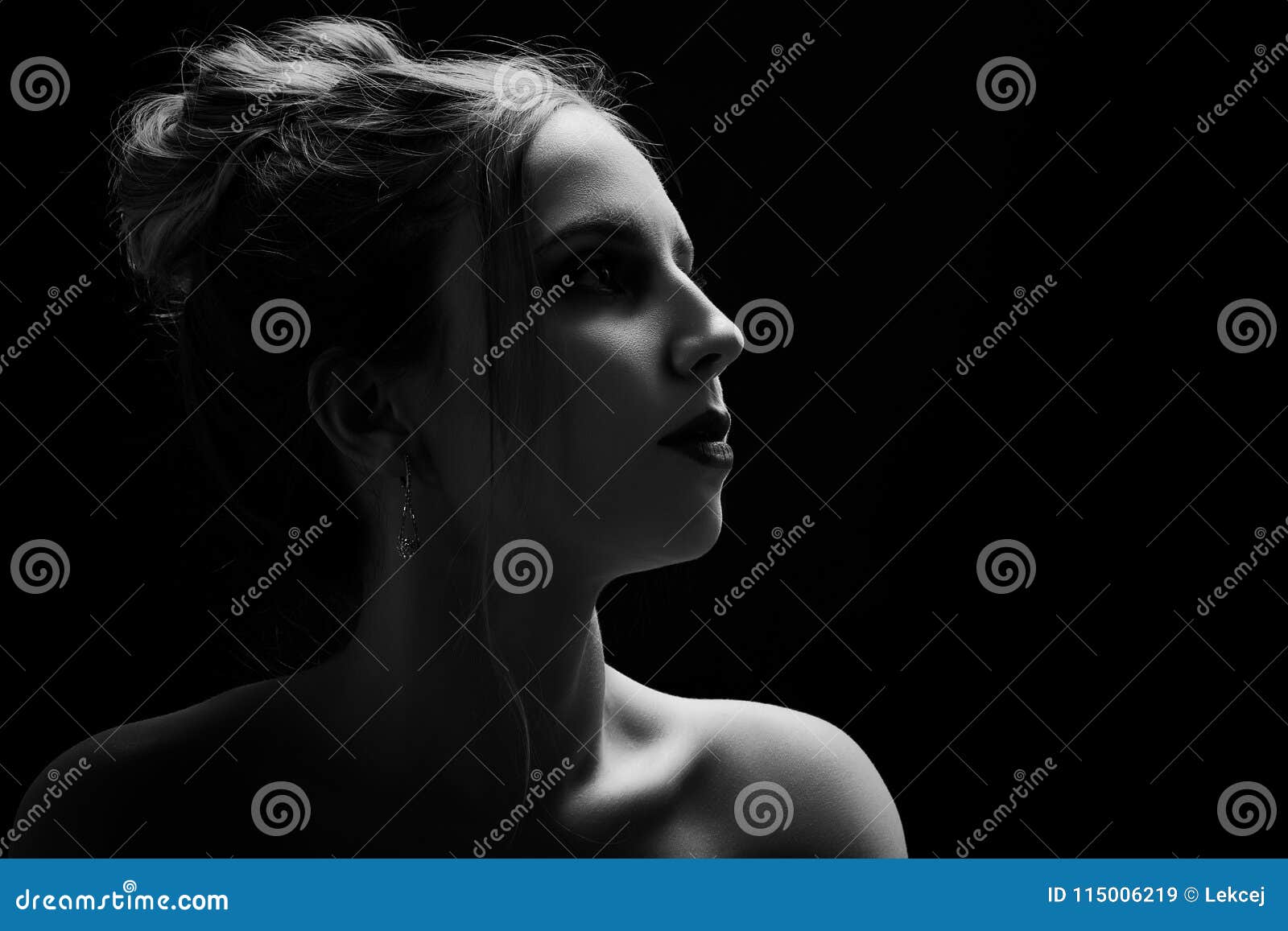 Perfil femenino triste imagen de archivo. Imagen de elegancia - 115006219