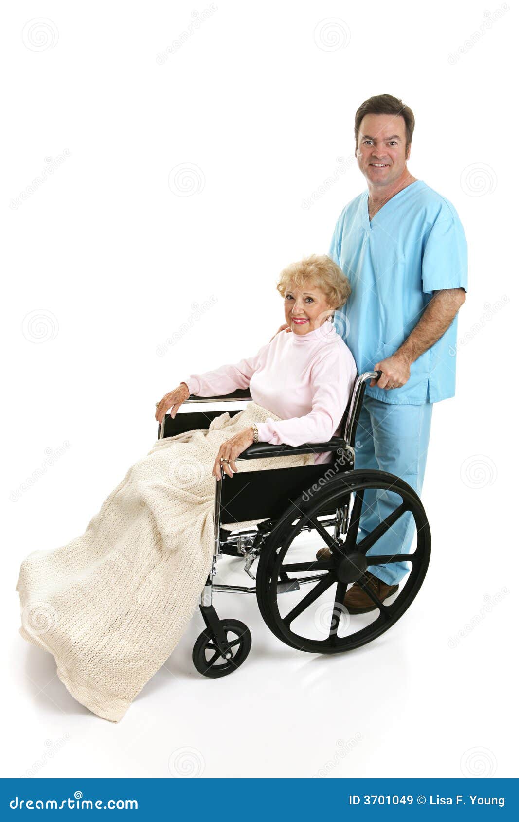 Perfil incapacitado do sénior &amp; da enfermeira. Opinião lateral uma mulher sênior incapacitada que está sendo empurrada sua cadeira de rodas por uma enfermeira do doutor ou do macho. Corpo cheio isolado no branco.