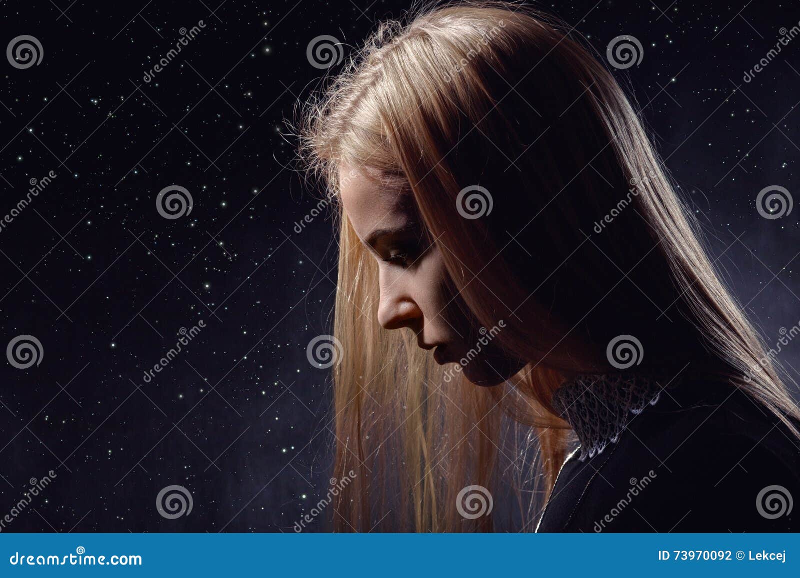 Menina triste no perfil imagem de stock. Imagem de moda - 66875713