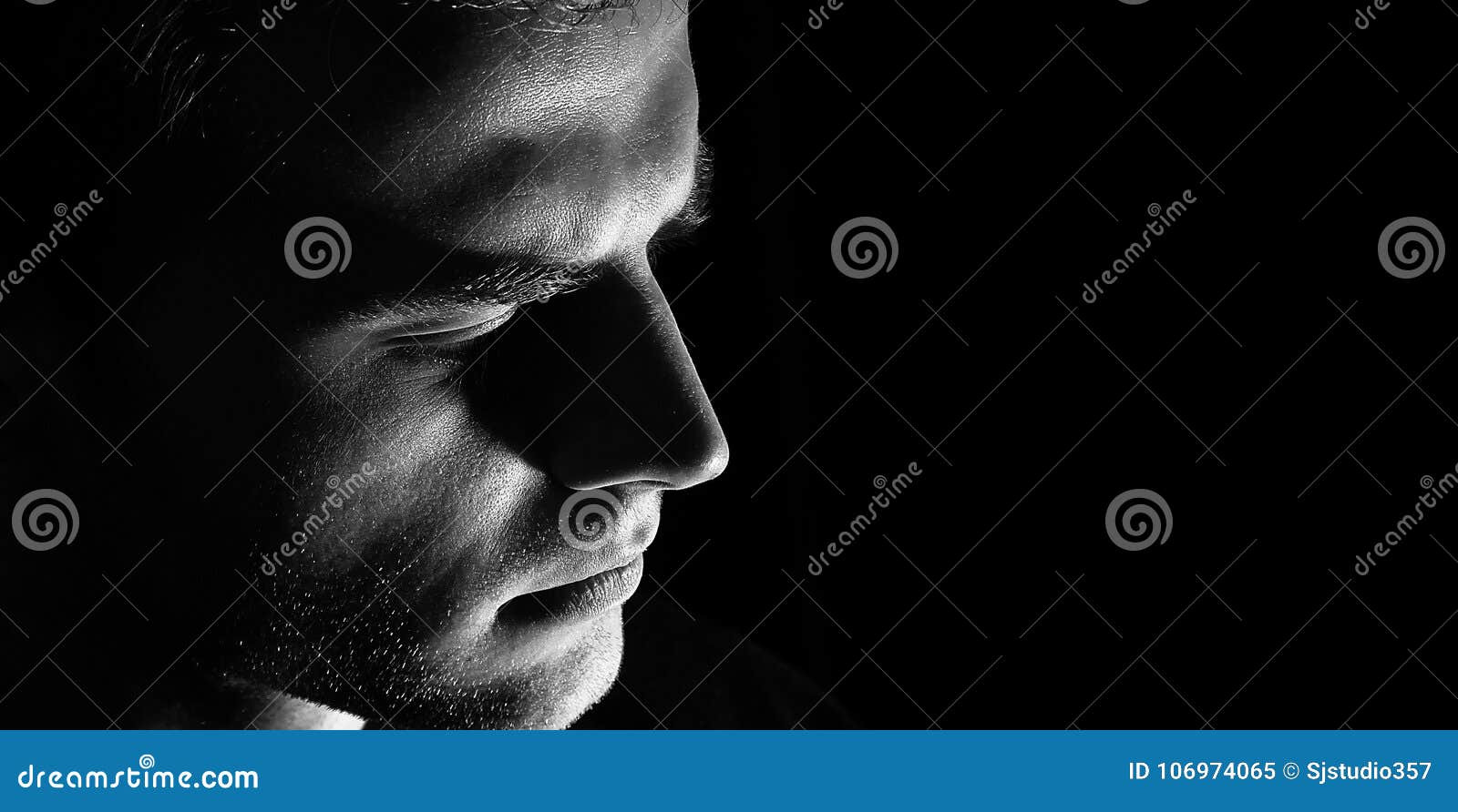 8,519 Perfil Triste De Las Mujeres Fotos de stock - Fotos libres de  regalías de Dreamstime