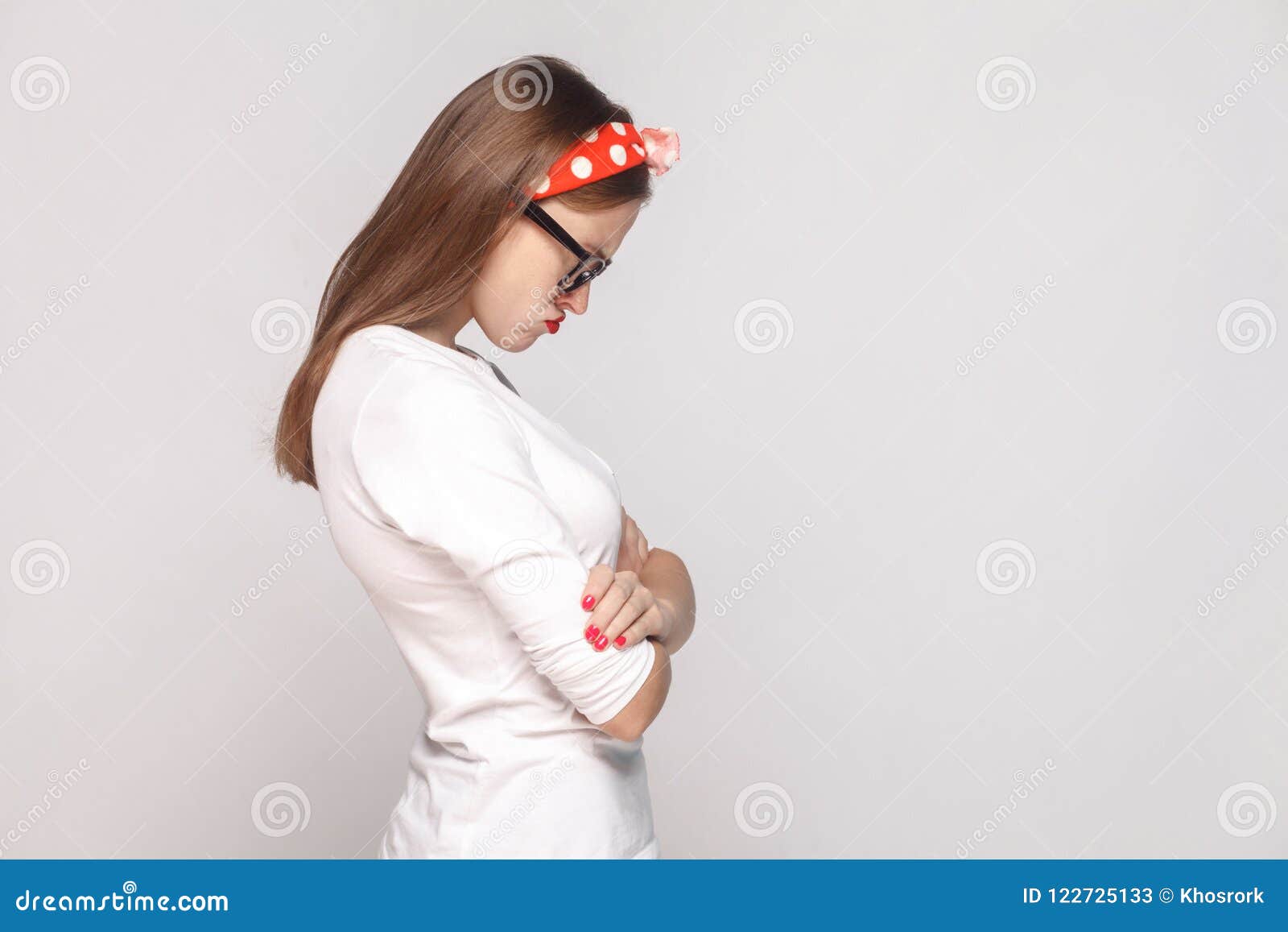 Menina Triste No Perfil - Fotografias de stock e mais imagens de 2015 -  2015, Adulto, Beleza - iStock