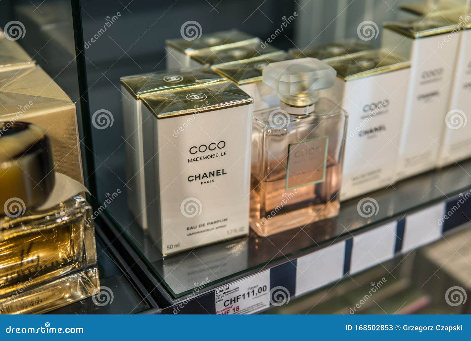 Perfume De Coco Mademoiselle Chanel La Tienda, Perfume De Coco Chanel Lanzado Por El Turista Francés Gabrielle Coco Chanel Foto de archivo editorial - de canalizar, belleza: 168502853