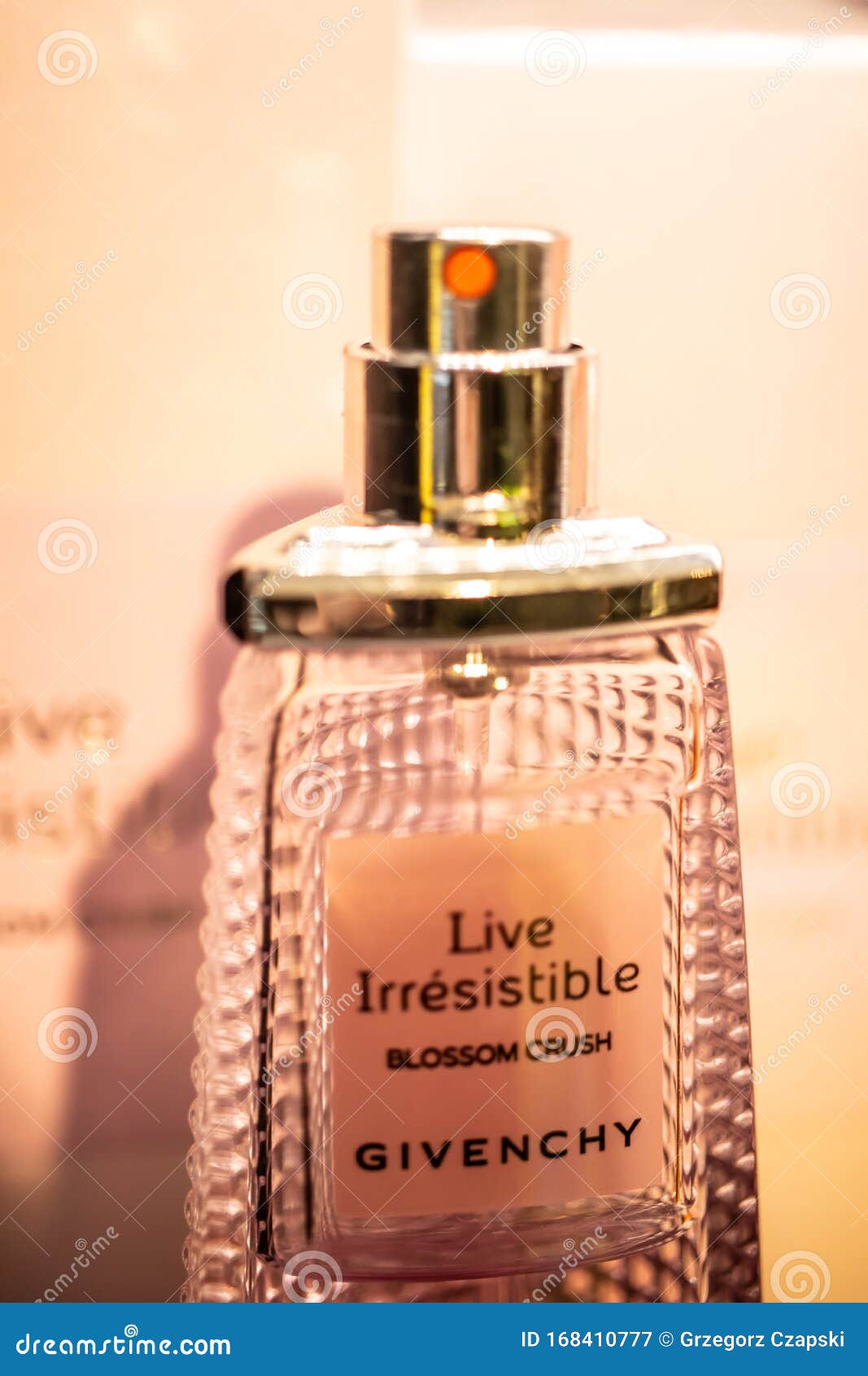 Perfume De Regalo, Fragancia En La Tienda Para La Venta, Givenchy Es Una  Casa De Lujo Y Perfume Francesa Fotografía editorial - Imagen de editorial,  aromaterapia: 168410777