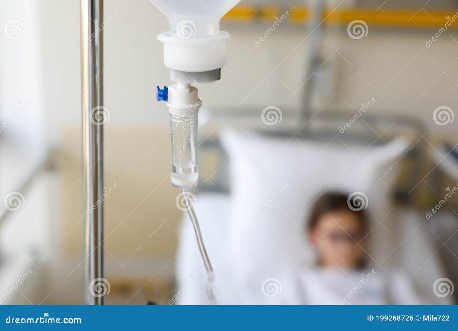 Bouteille De Perfusion De Sérum Physiologique Photo stock - Image du  intraveineux, maladie: 71114750