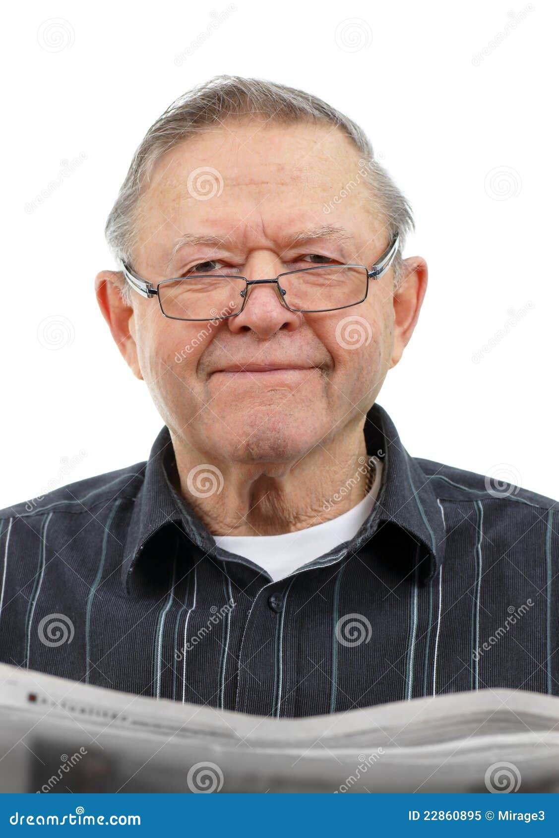 Periódico de la lectura del Grandpa. Mirada sonriente feliz del hombre mayor para arriba como él lee el periódico de mañana aislado en blanco