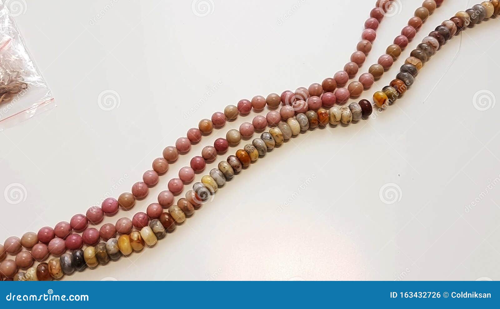 Perlas largas con joyas foto de archivo. Imagen de 163432726