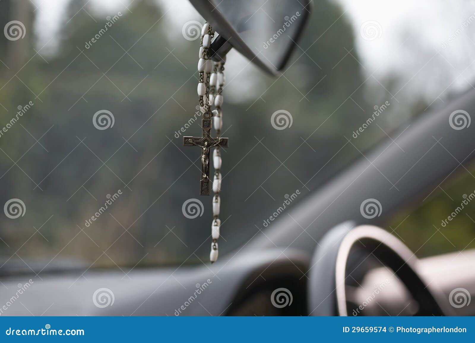 Perles De Chapelet Accrochant Dans La Voiture Photo stock - Image