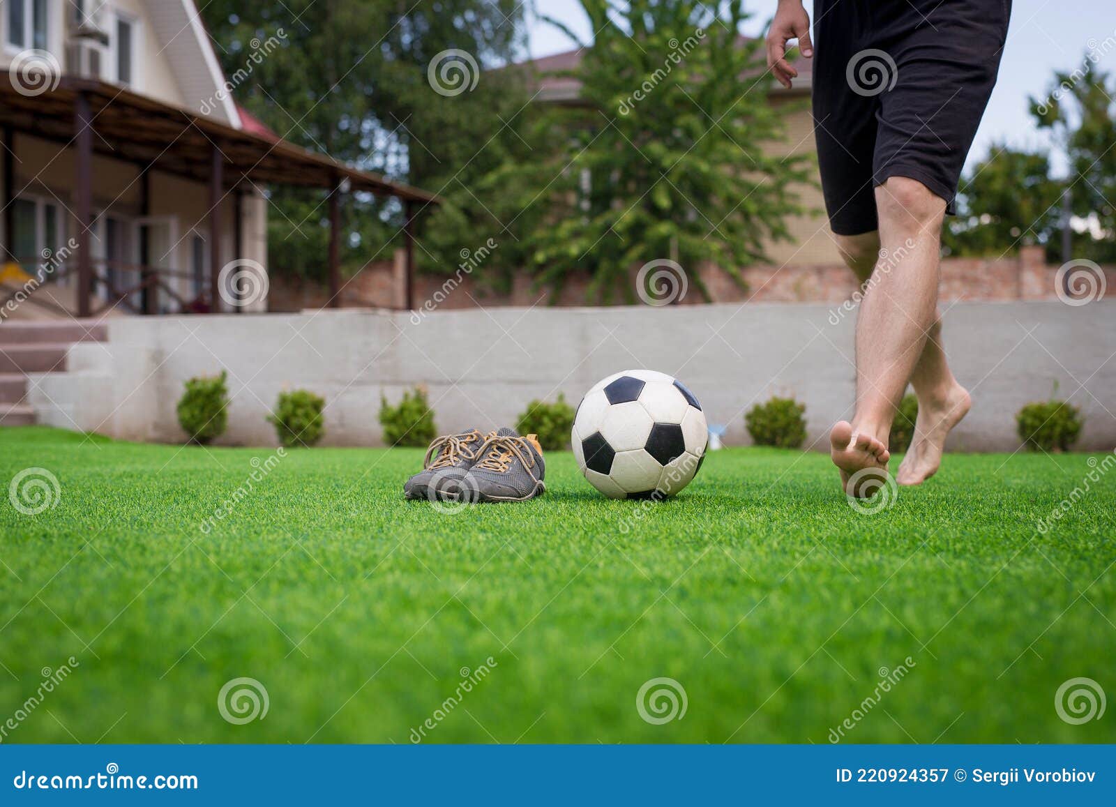 Sapatos de jogador de futebol de bola de futebol e campo de grama