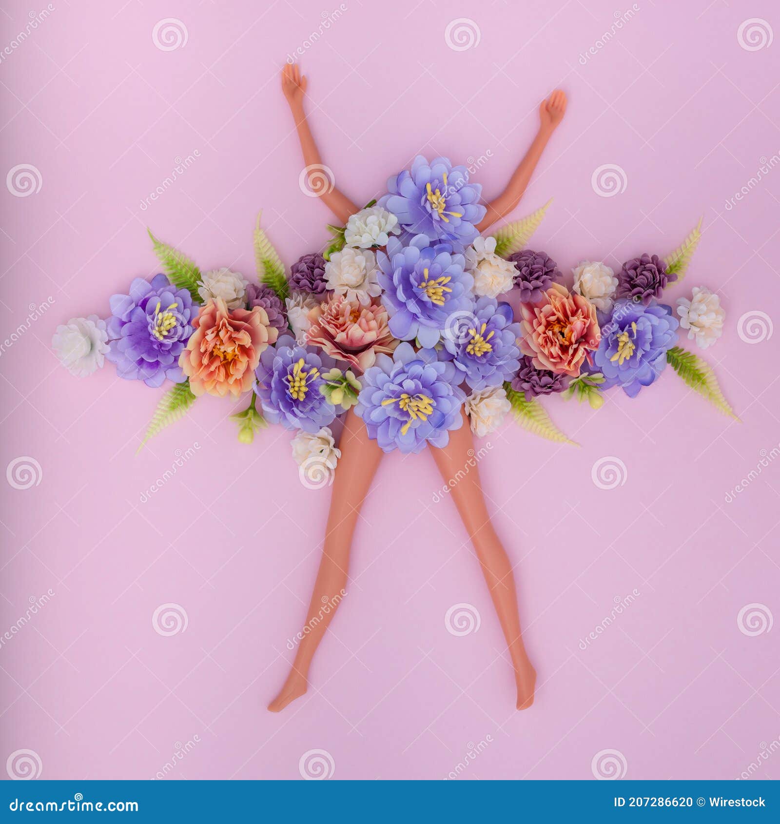 Pernas E Mãos De Bonecas Finas Com Flores Artificiais Em Fundo Rosa Foto de  Stock - Imagem de fino, floral: 207286620