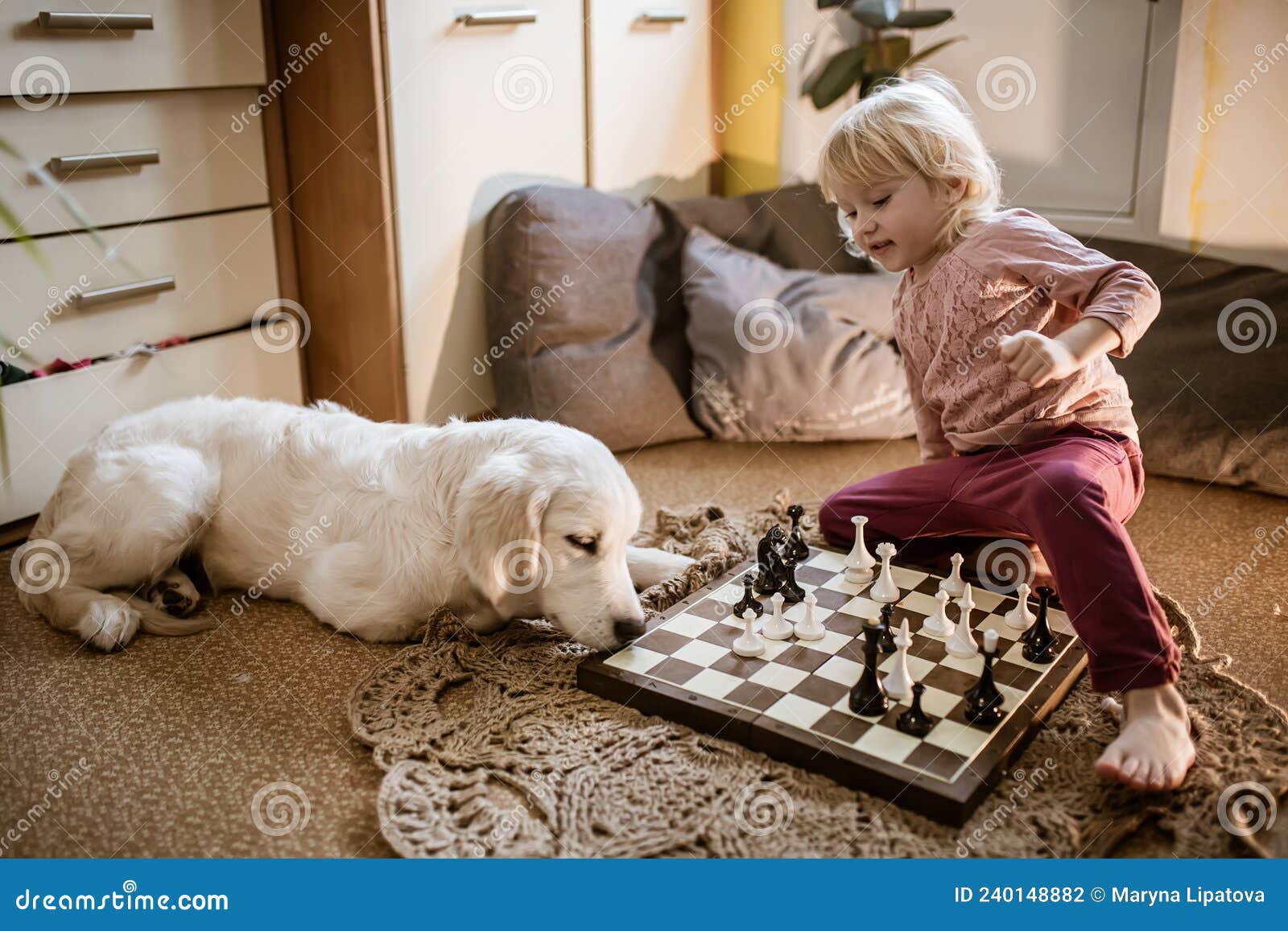 Niño Juega Un Solo Juego De Ajedrez En Casa En El Piso. Tablero De Ajedrez  Con El Final Del Juego De Ajedrez. Aprender a Jugar Al Foto de archivo -  Imagen de