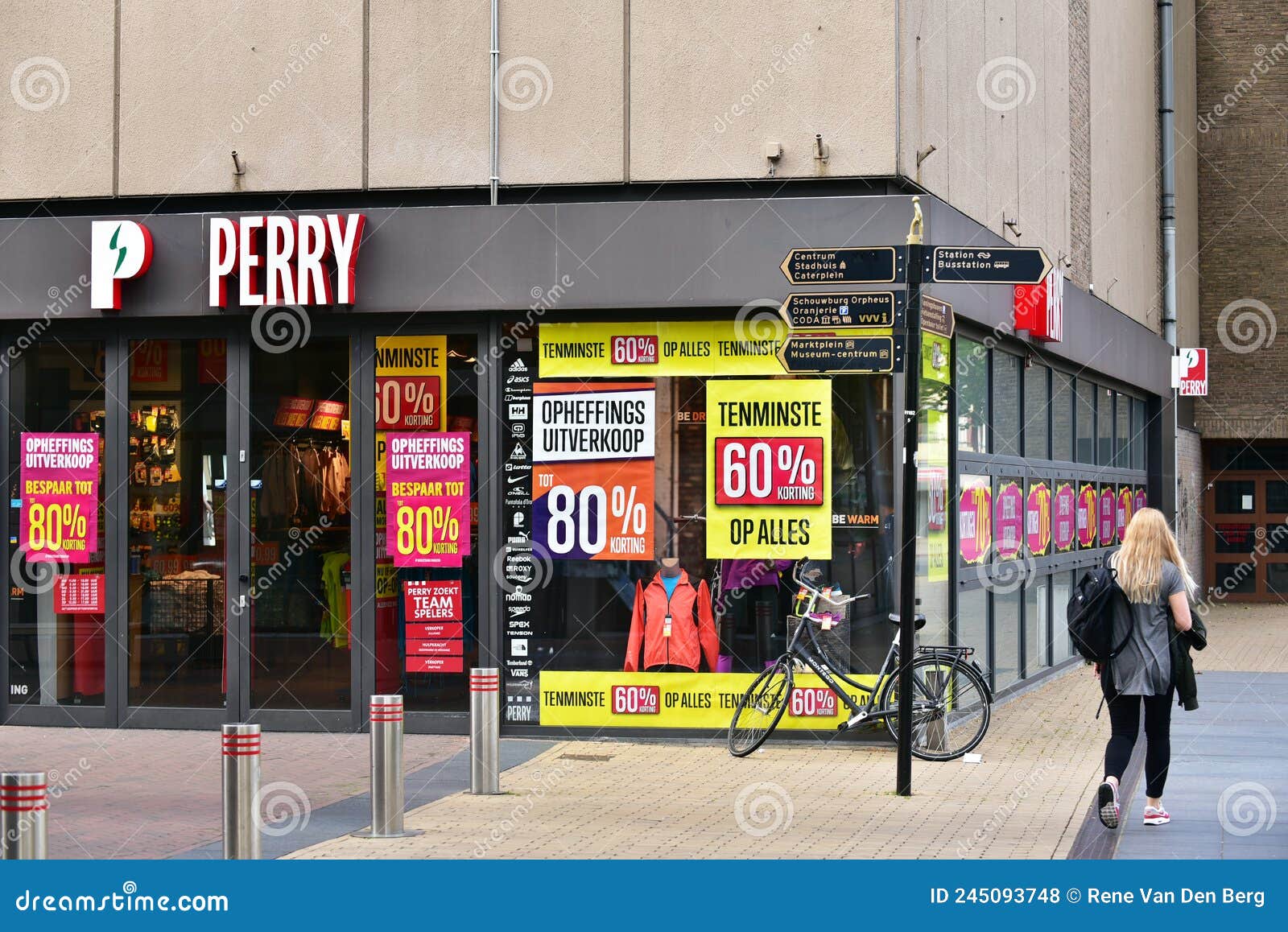 opstelling Couscous Kerstmis Perry Store closing sale editorial stock photo. Image of marketing -  245093748