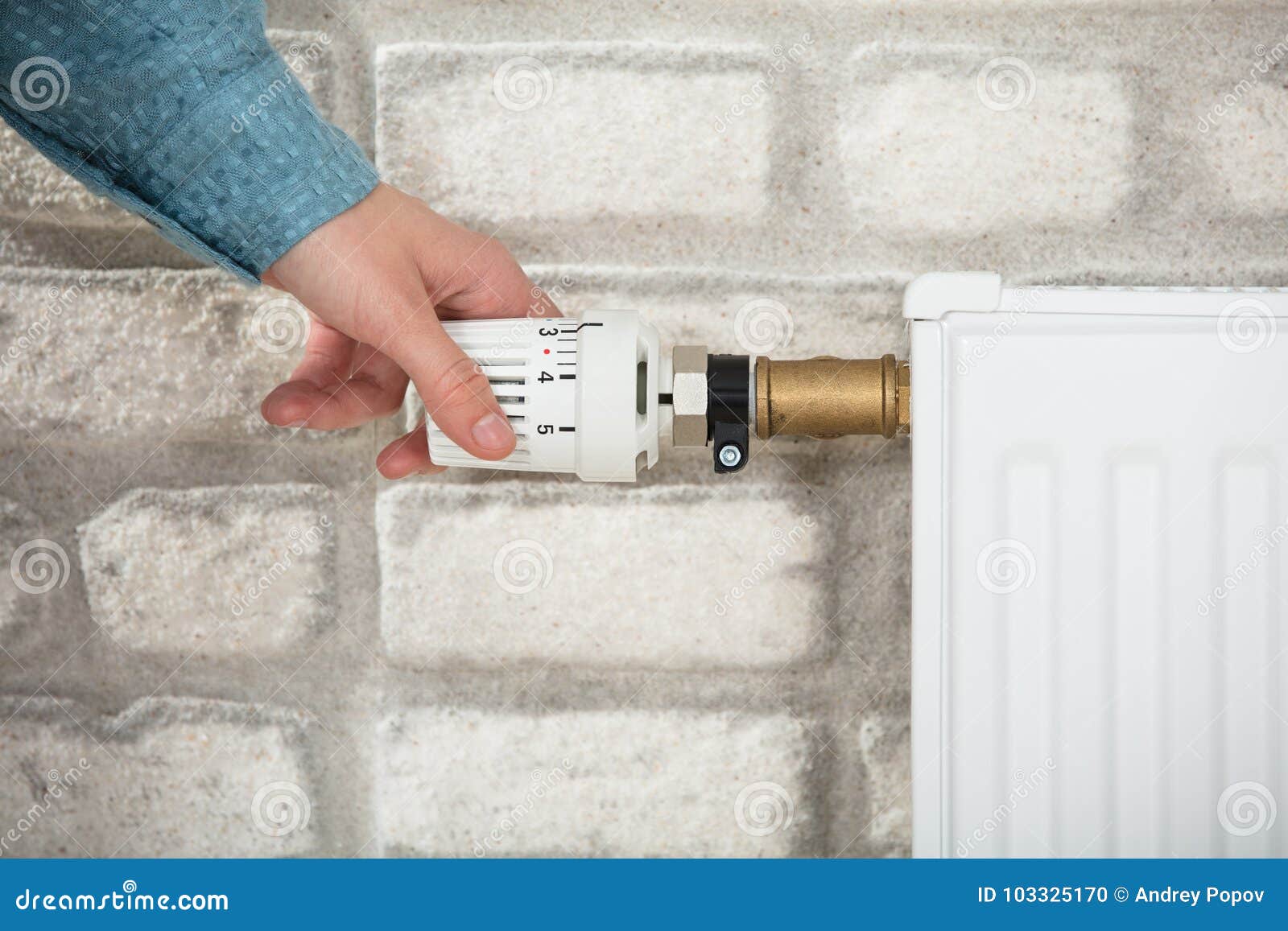 Person Adjusting Temperature of Radiator Fotografia Stock Immagine di